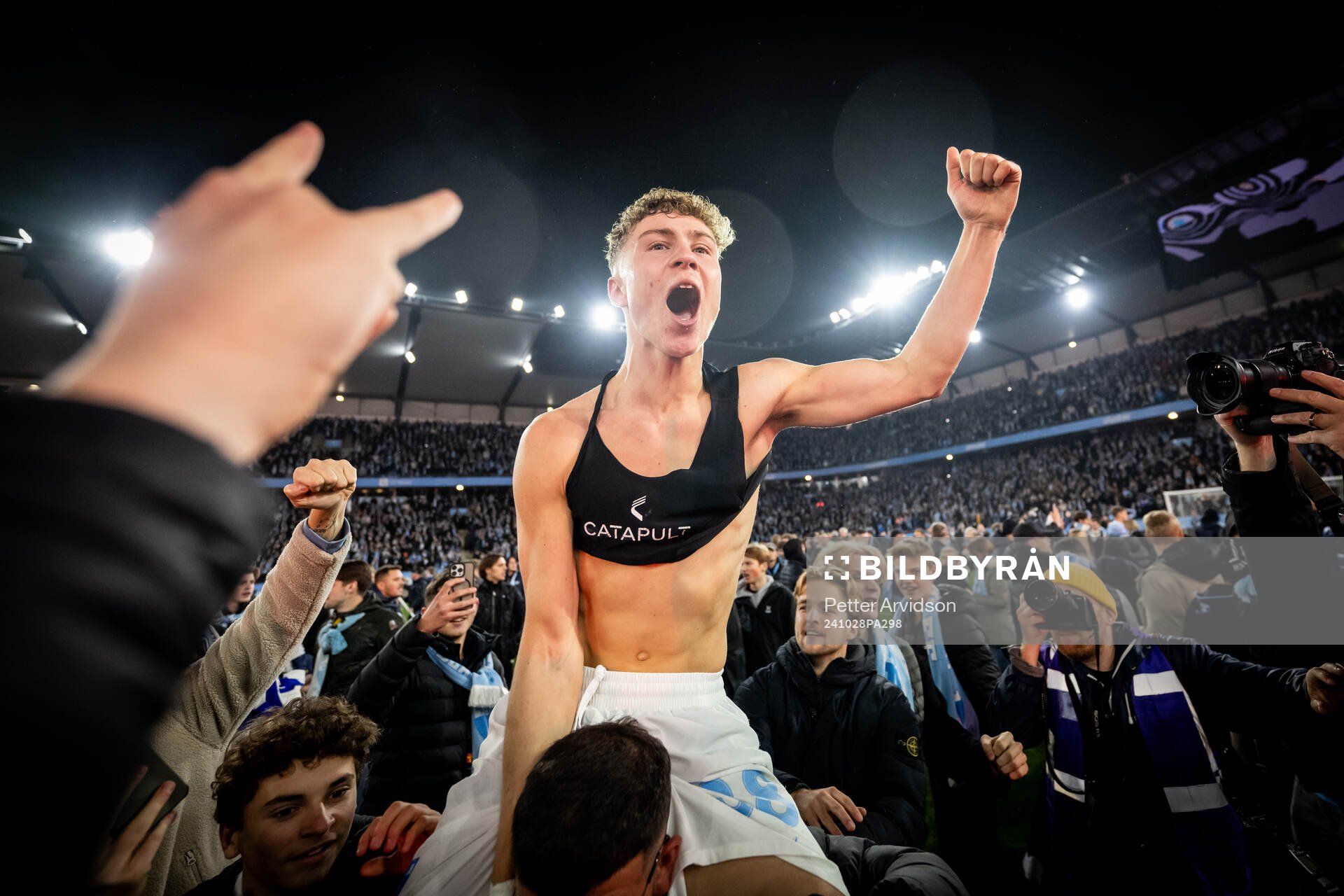 Malmö FFs Hugo Bolin jublar med supportrar på slutsignalen