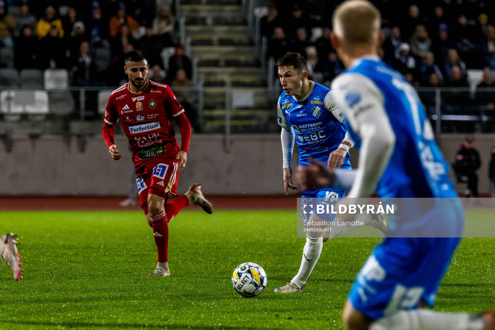 Oddevold och Liridon Kalludra under fotbollsmatchen i Superettan mellan Oddevold och Skövde AIK den 28 oktober 2024 i Uddevalla. 