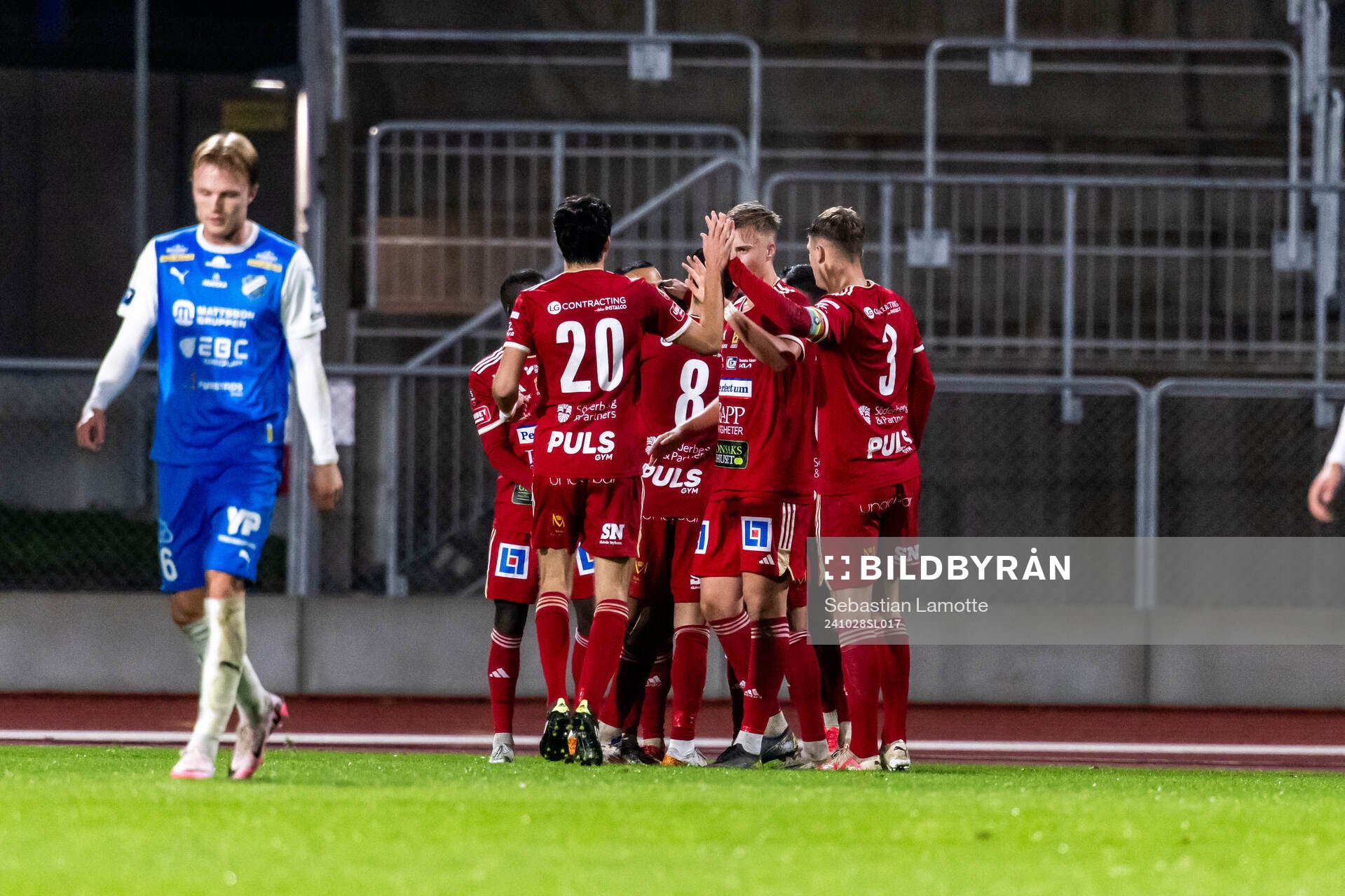Skövde AIKs Hugo Engström har gjort 0-1 och jublar