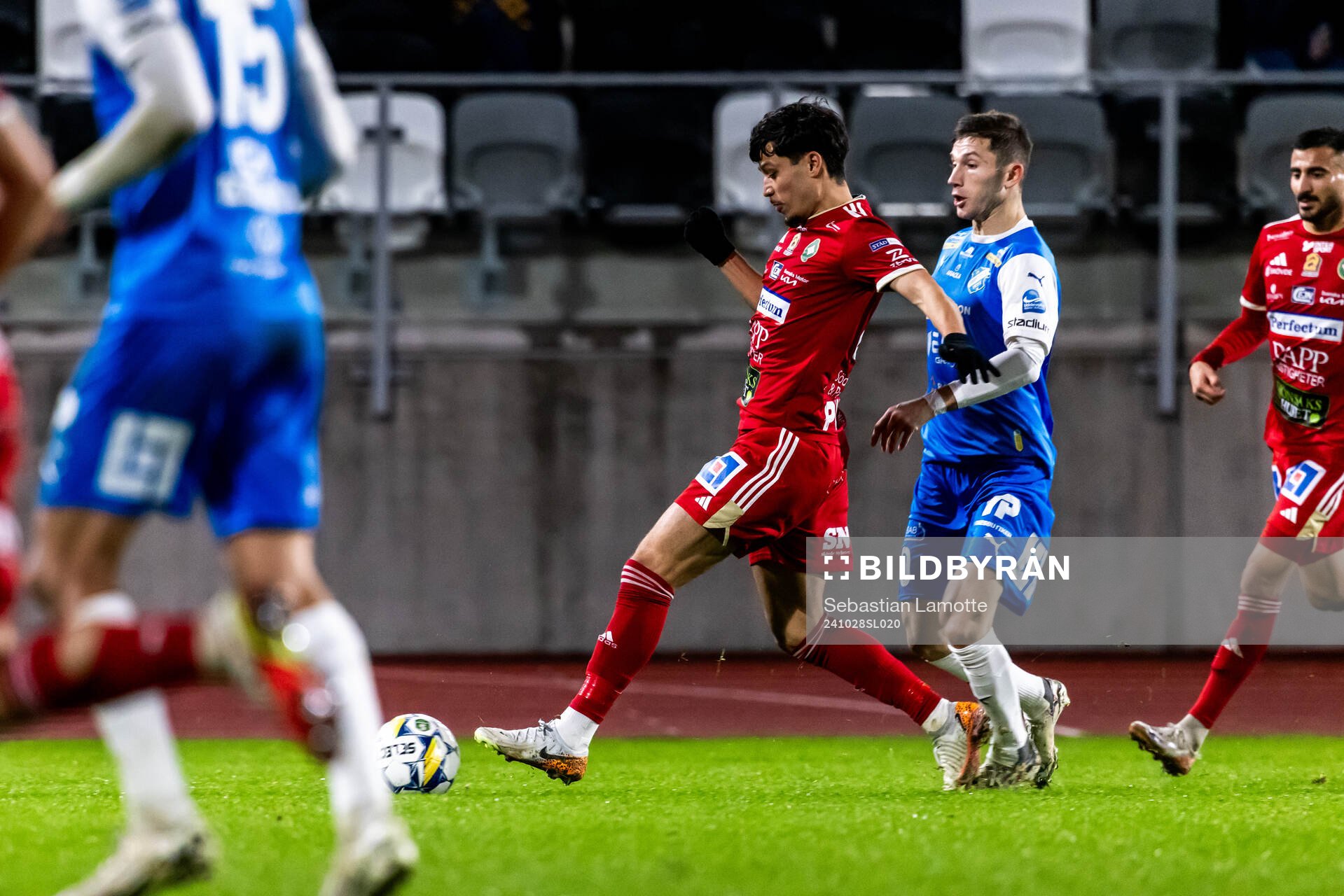 Skövde AIKs Alper Demirol och Oddevolds Liridon Kalludra