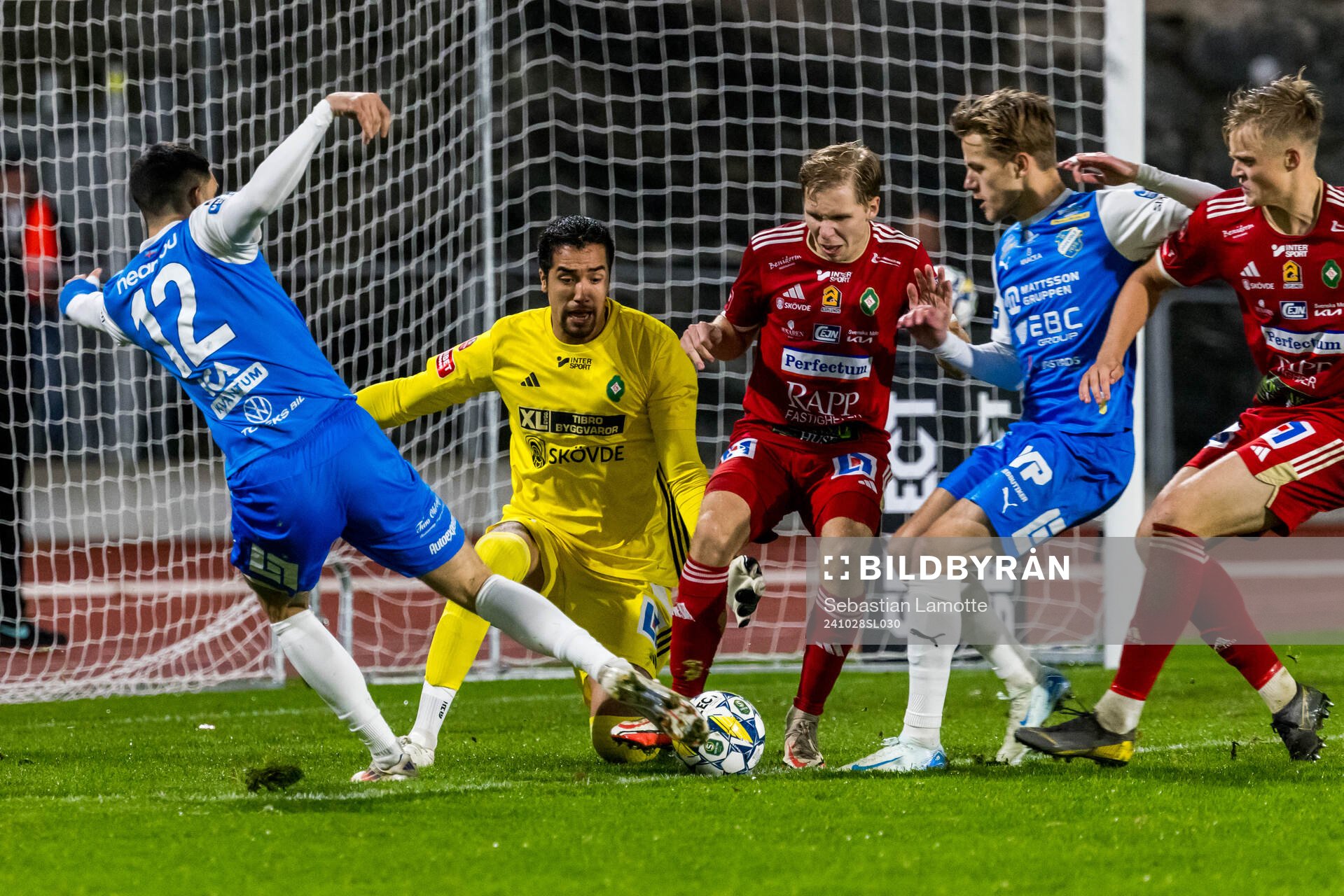 Oddevolds Daniel Krezic och Skövde AIKs målvakt Adrian