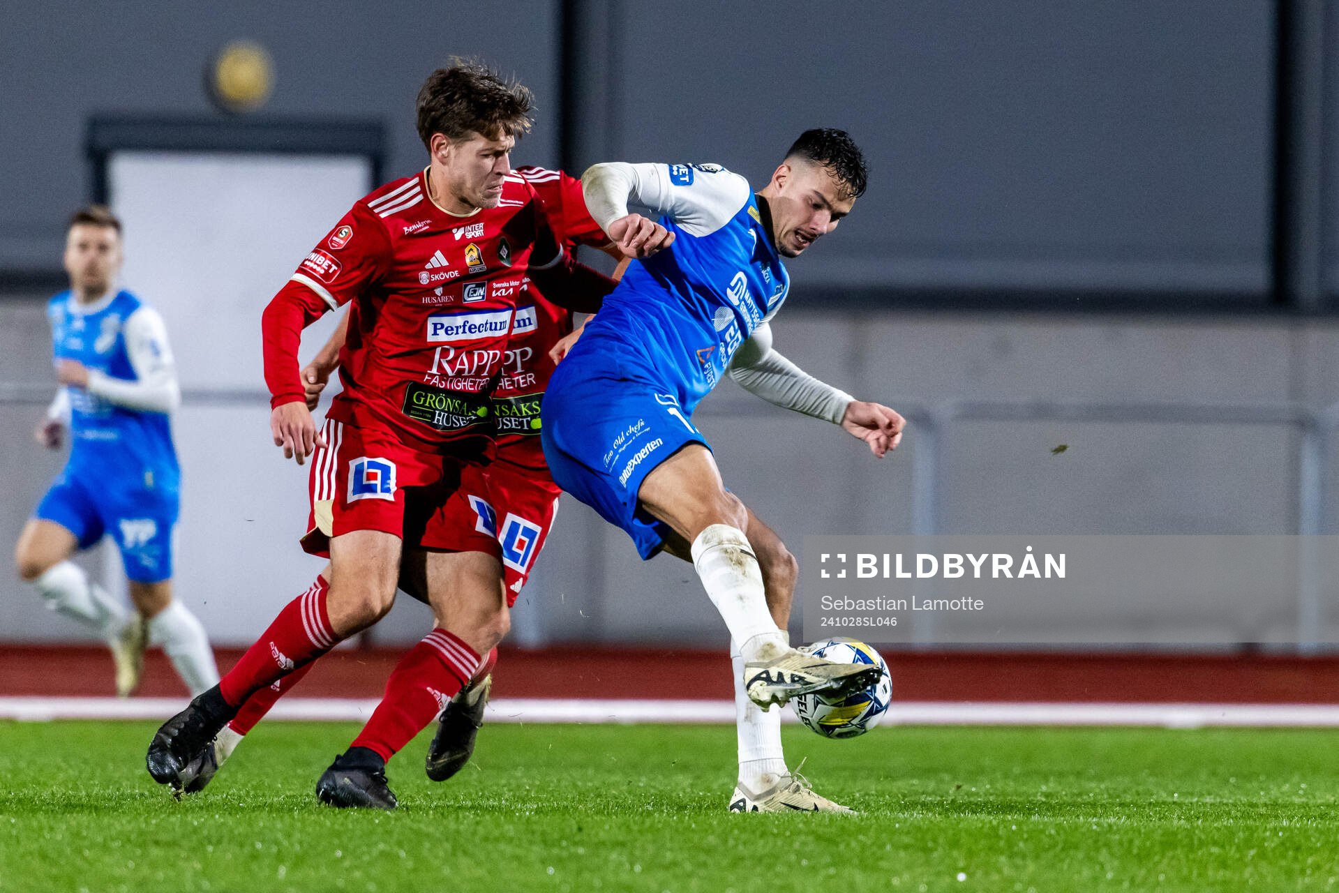 Skövde AIKs Žiga Ovsenek och Oddevolds Assad Al Hamlawi under fotbollsmatchen i Superettan mellan Oddevold och Skövde AIK den 28 oktober 2024 i Uddevalla.