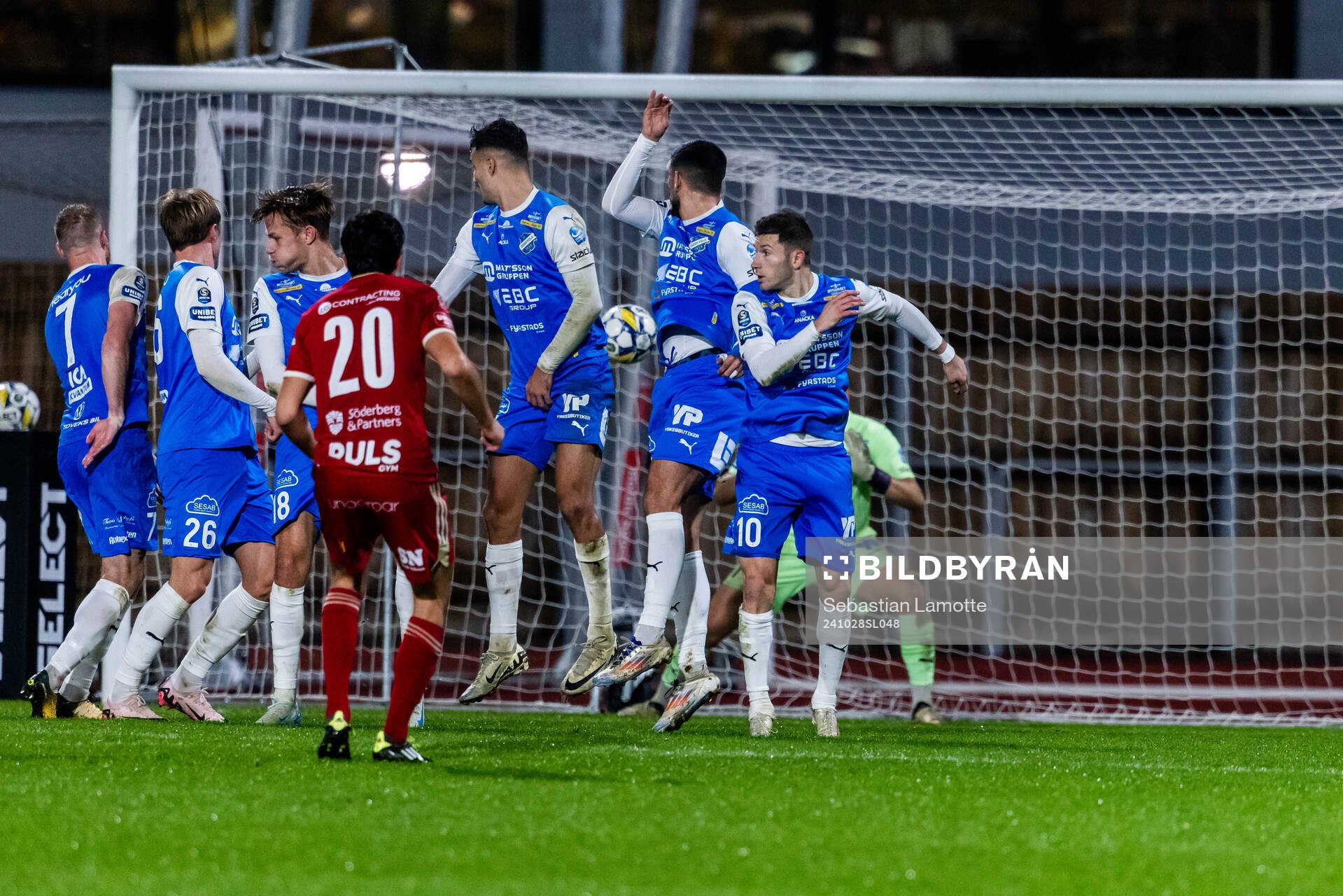 Skövde AIKs Armend Suljev skjuter in 1-2 på frispark