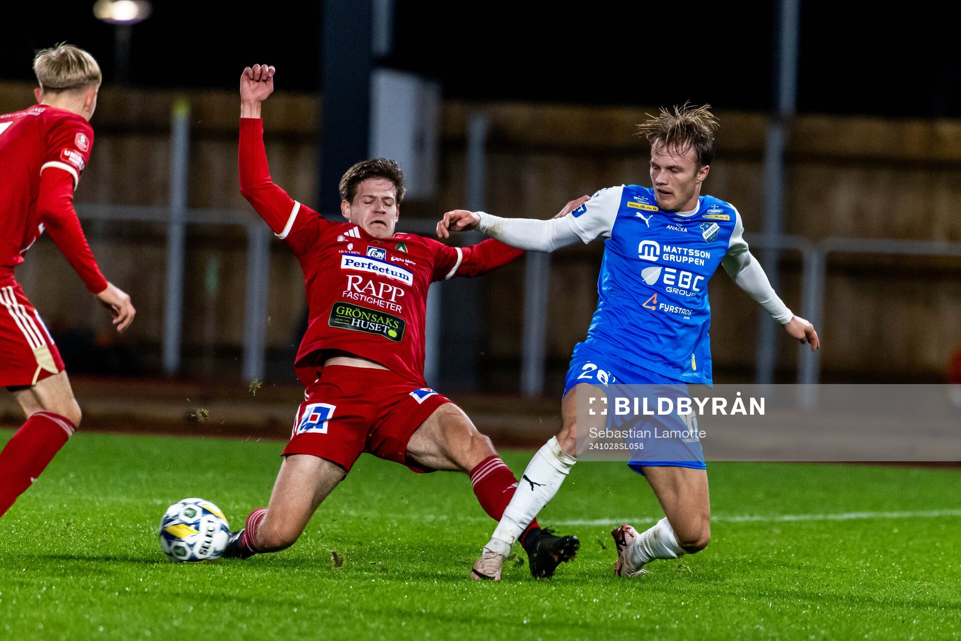Skövde AIKs Žiga Ovsenek och Oddevolds Gabriel Sandberg under fotbollsmatchen i Superettan mellan Oddevold och Skövde AIK den 28 oktober 2024 i Uddevalla.