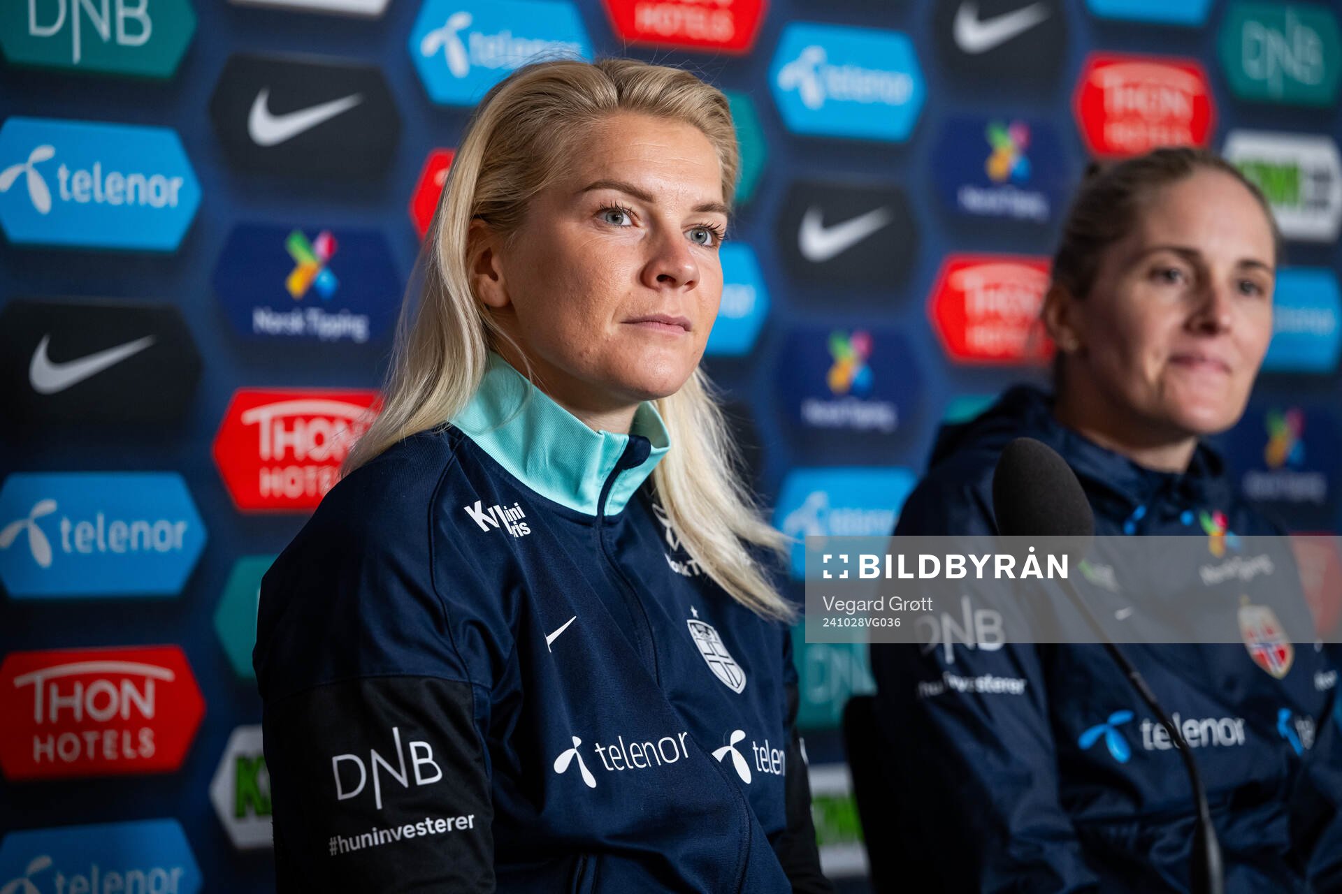 Ada Hegerberg and Gemma Grainger, head coach of the