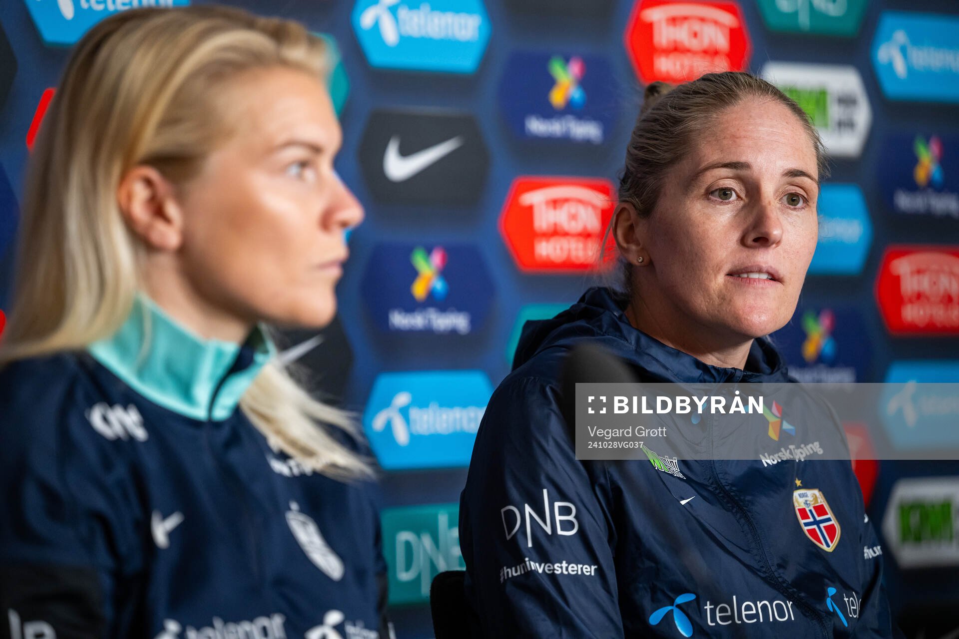 Ada Hegerberg and Gemma Grainger, head coach of the