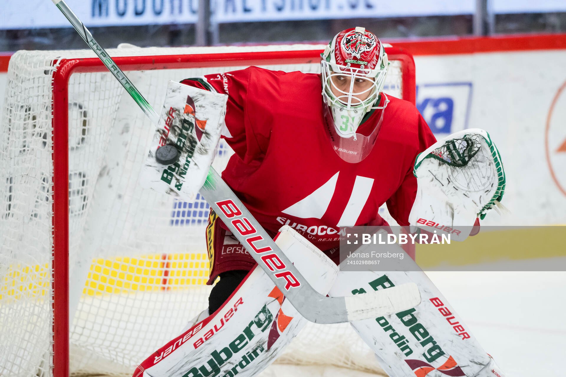 Modos målvakt Olle Eriksson Ek innan ishockeymatchen i SHL