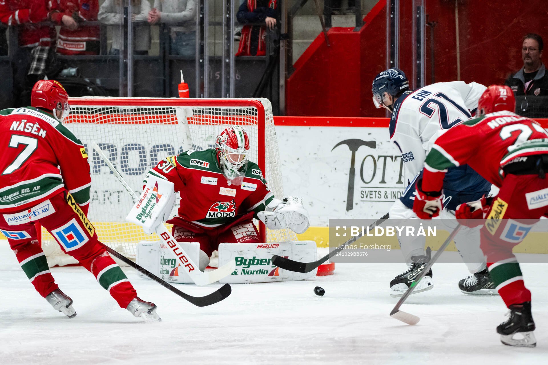 Linköpings Christoffer Ehn gör 2-2 bakom Modos målvakt