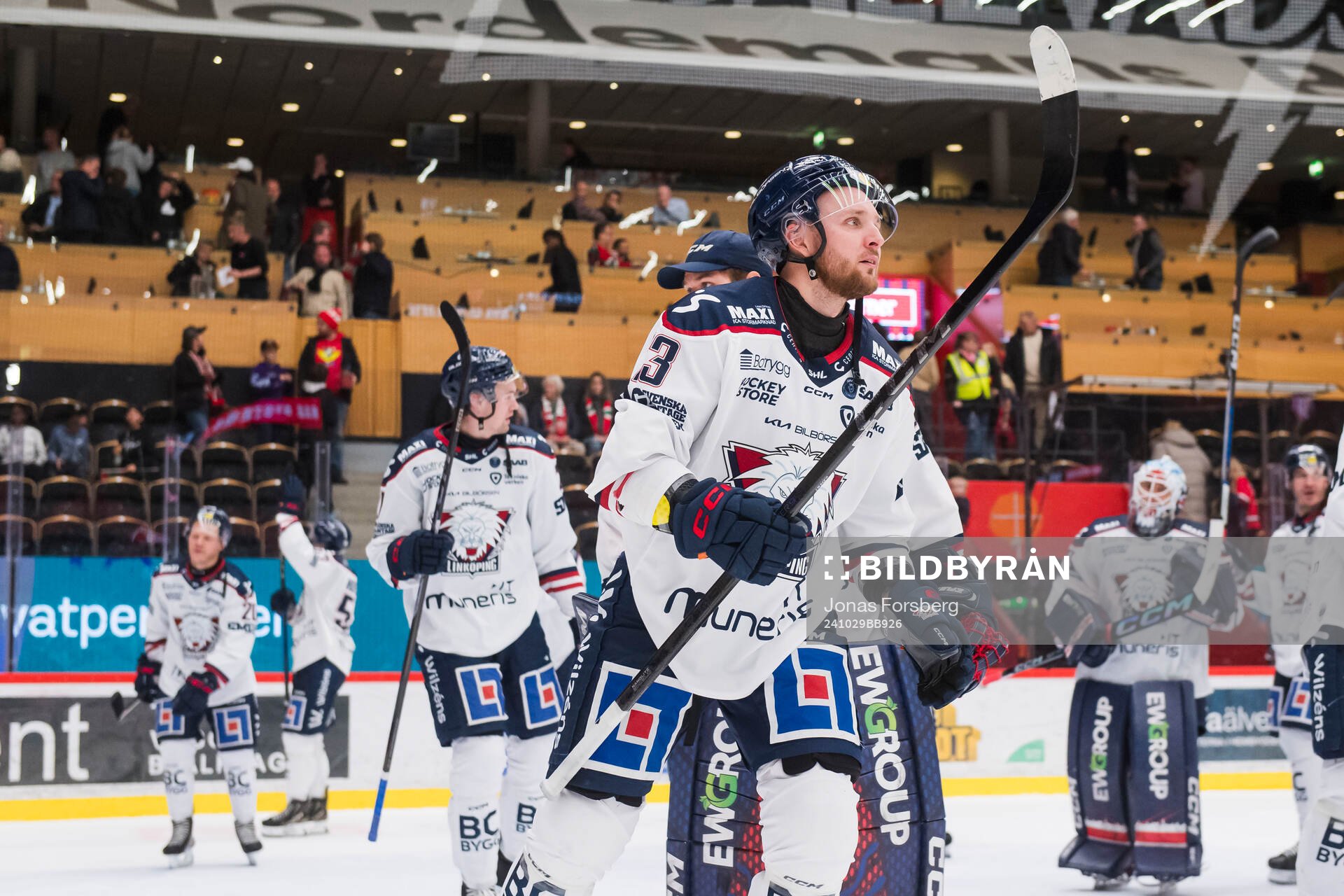 Linköpings Linus Hultström jublar etter ishockeymatchen i
