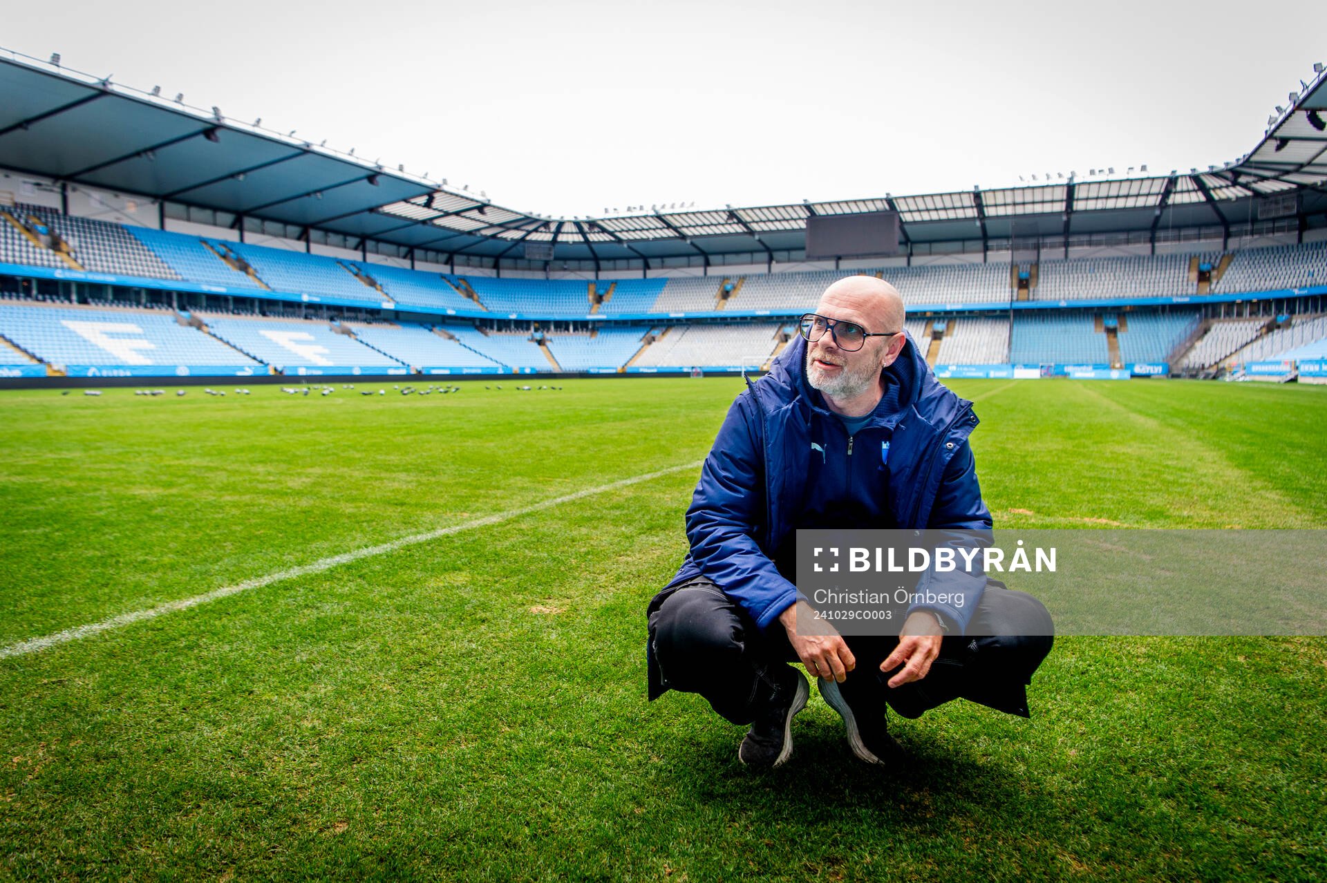 Magnus Olsson, ansvarig för fotbollsplanen, under inspektion av gräsmattan på Eleda Stadion efter planstormningen och guldfirandet den 29 oktober 2024 i Malmö.