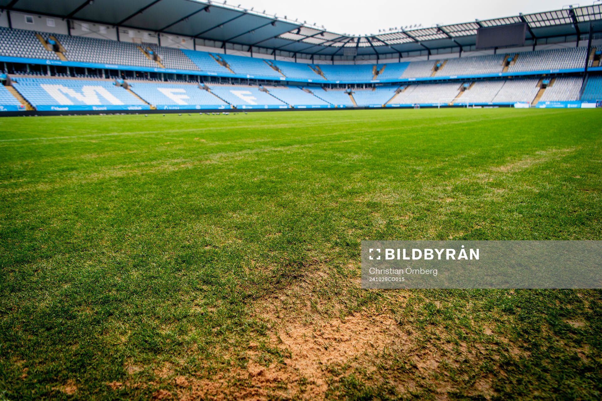 Inspektion av gräsmattan på Eleda Stadion efter planstormningen och guldfirandet den 29 oktober 2024 i Malmö. 