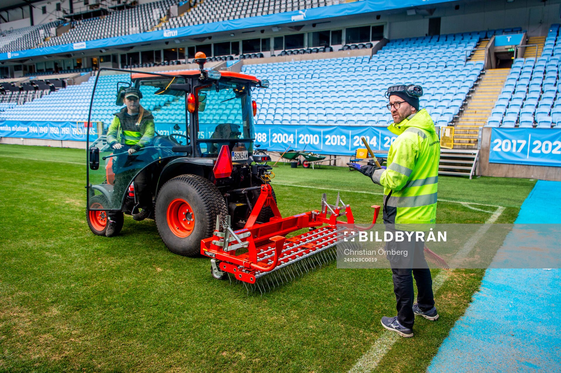 Arbete med gräsmattan på Eleda Stadion efter planstormningen och guldfirandet den 29 oktober 2024 i Malmö. 