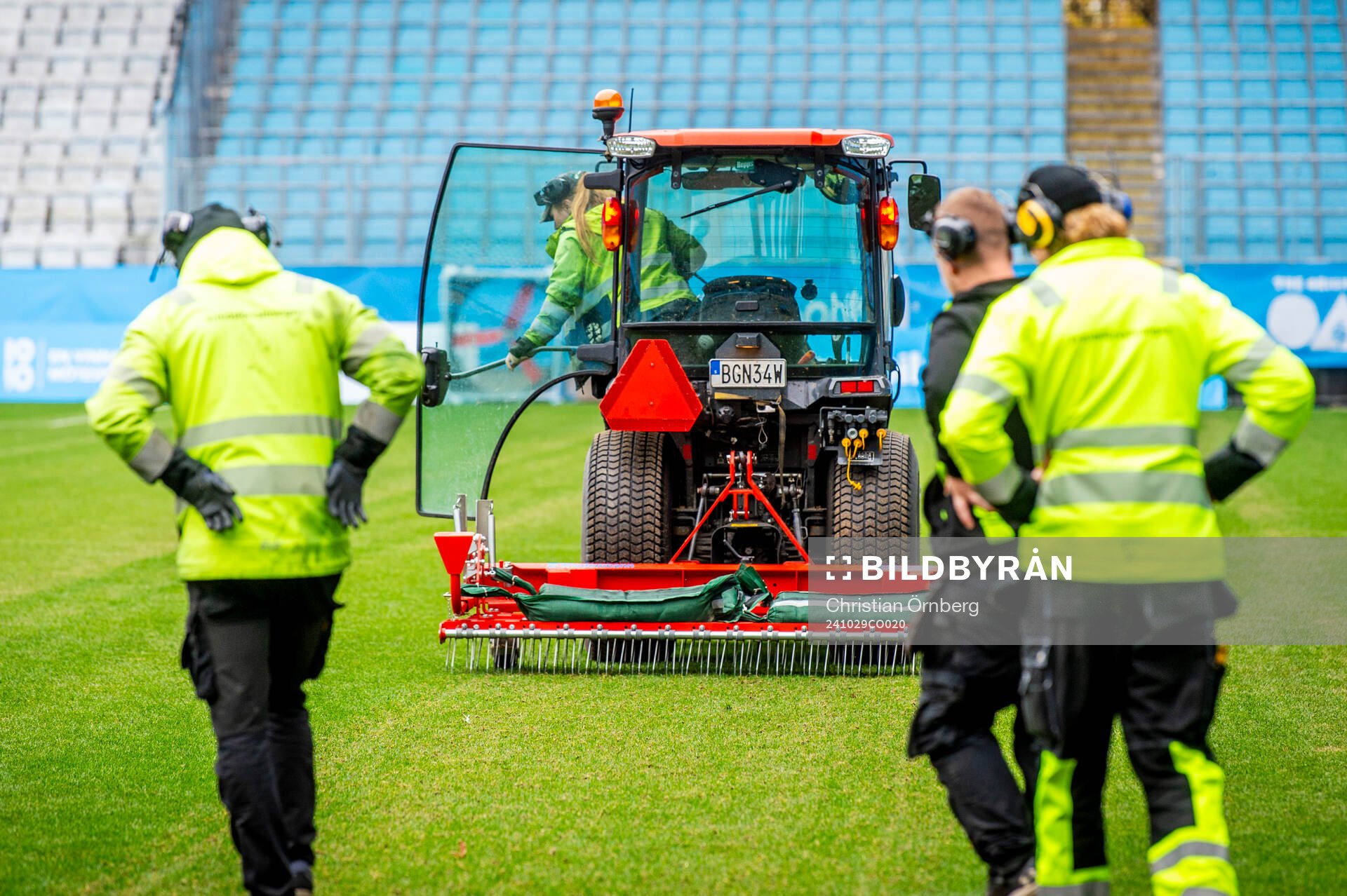Arbete med gräsmattan på Eleda Stadion