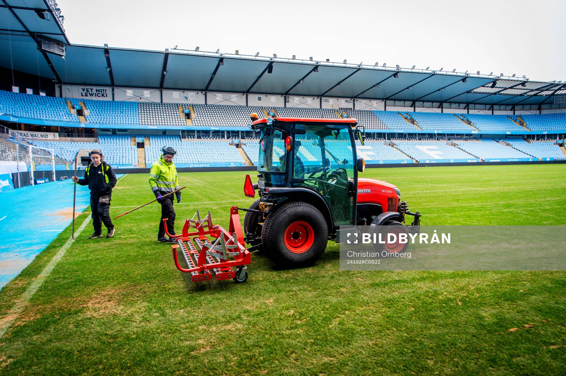 Arbete med gräsmattan på Eleda Stadion