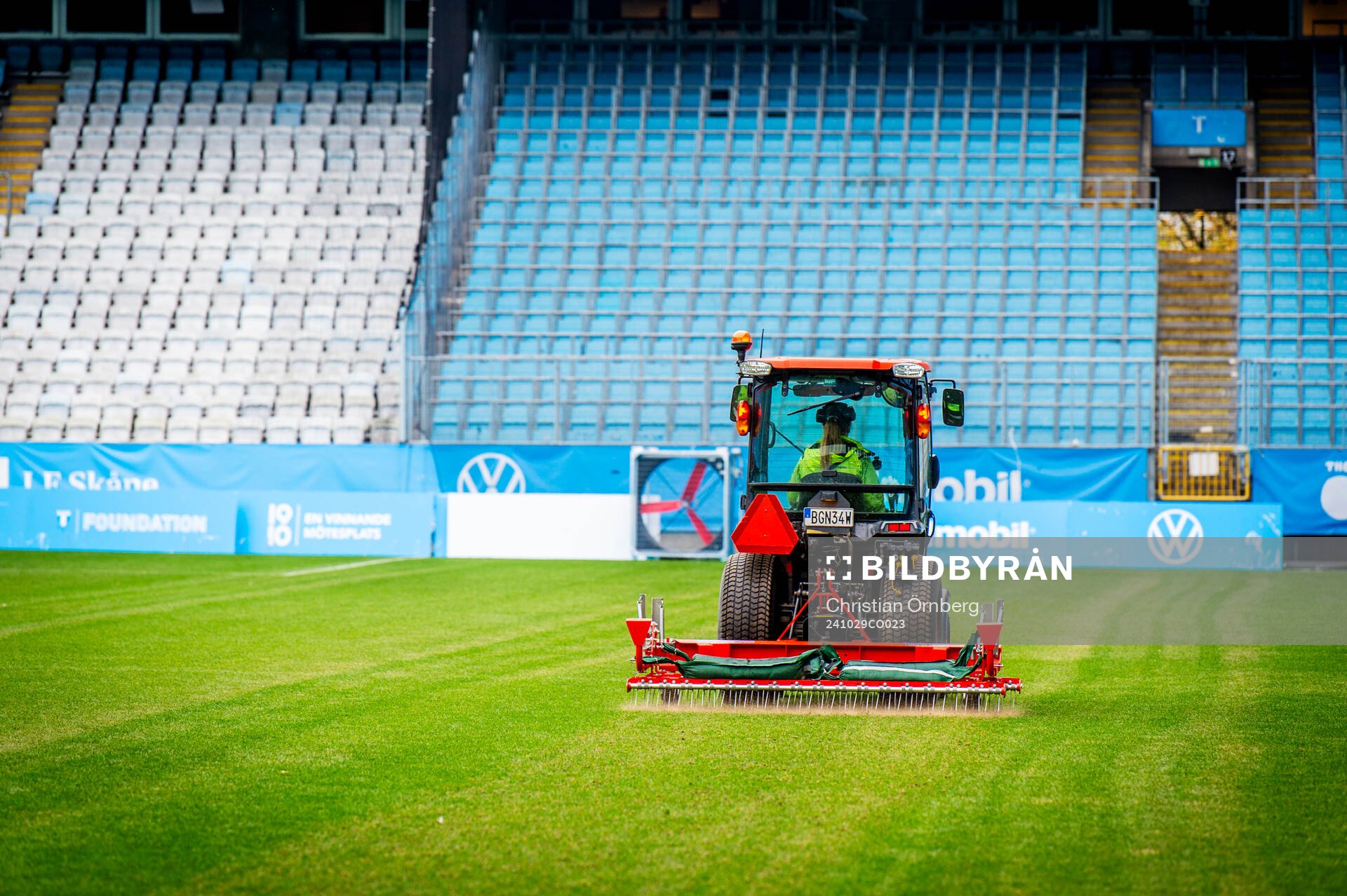 Arbete med gräsmattan på Eleda Stadion efter planstormningen och guldfirandet den 29 oktober 2024 i Malmö. 