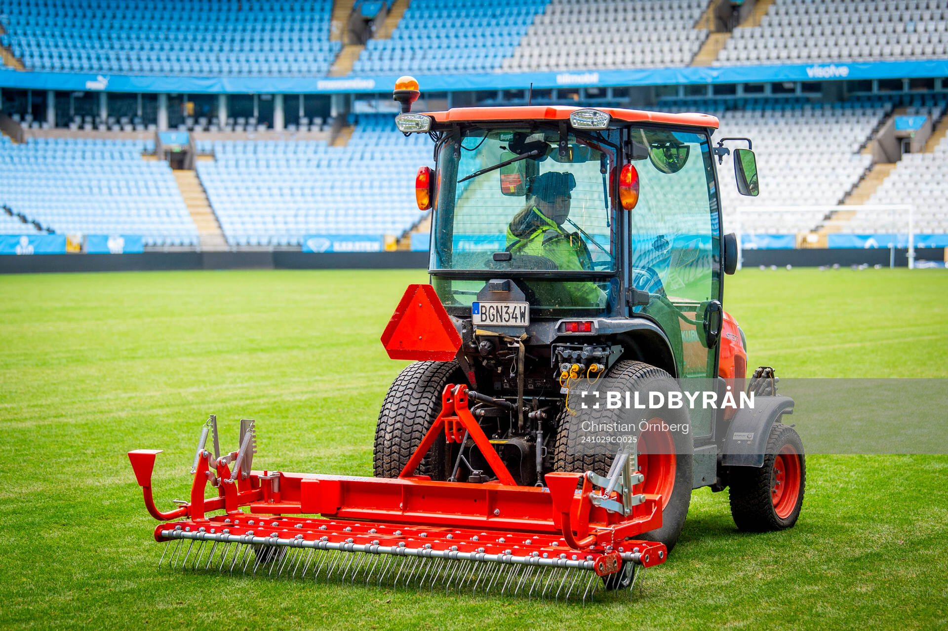 Arbete med gräsmattan på Eleda Stadion