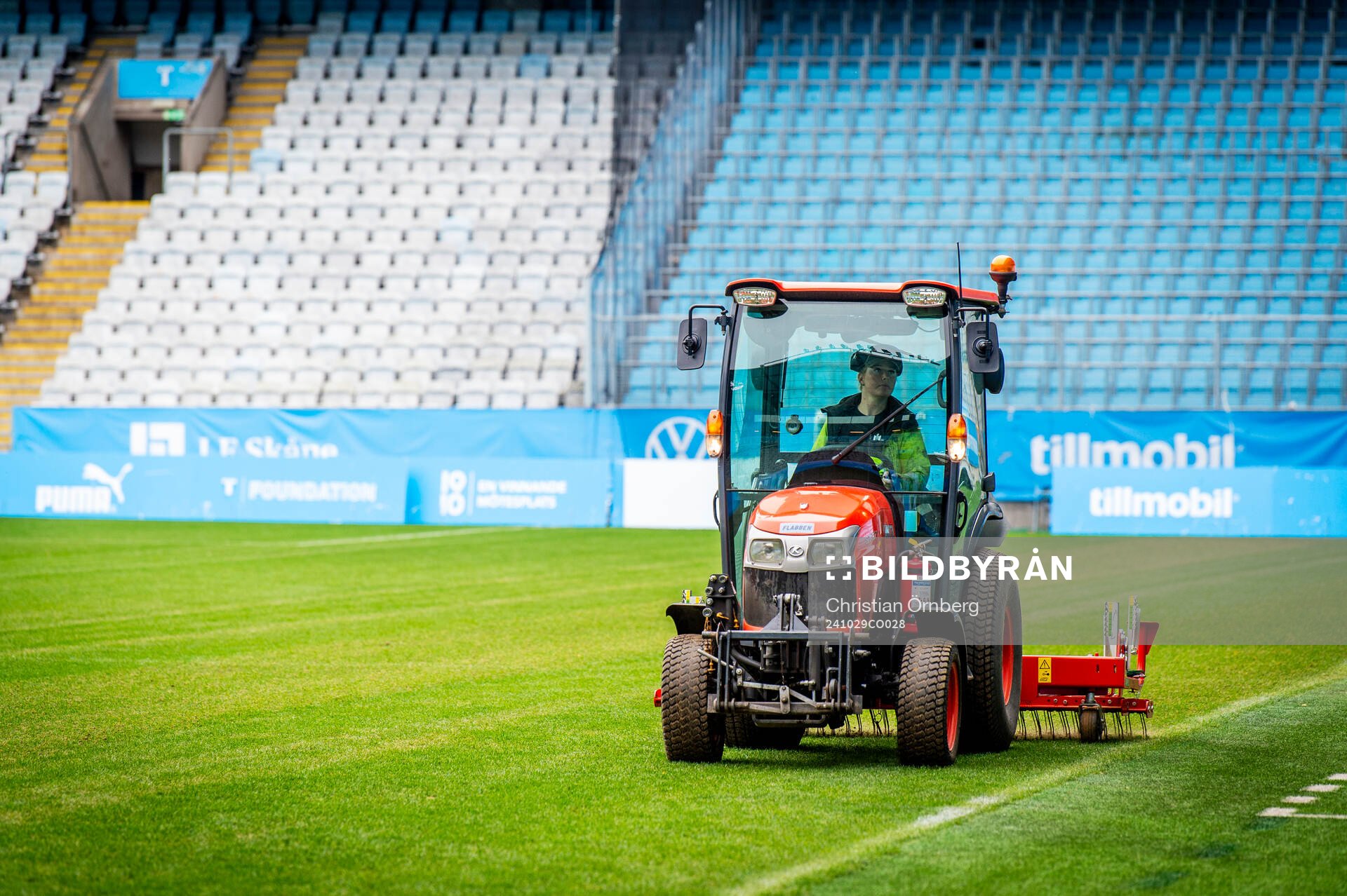 Arbete med gräsmattan på Eleda Stadion