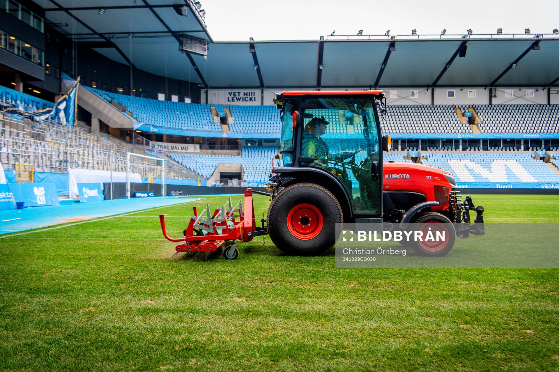 Arbete med gräsmattan på Eleda Stadion