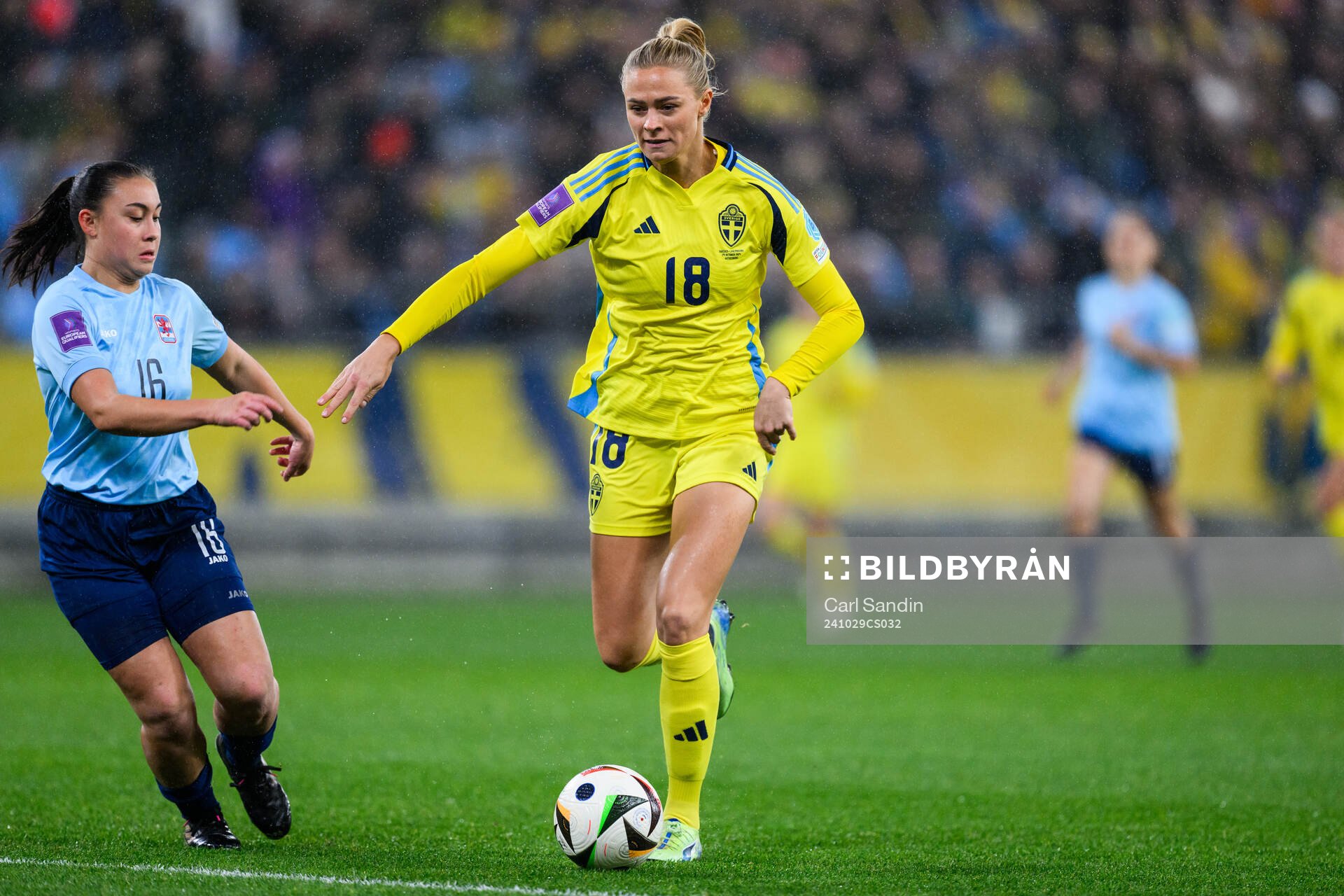 Leila Schmit of Luxembourg and Fridolina Rolfö of Sweden