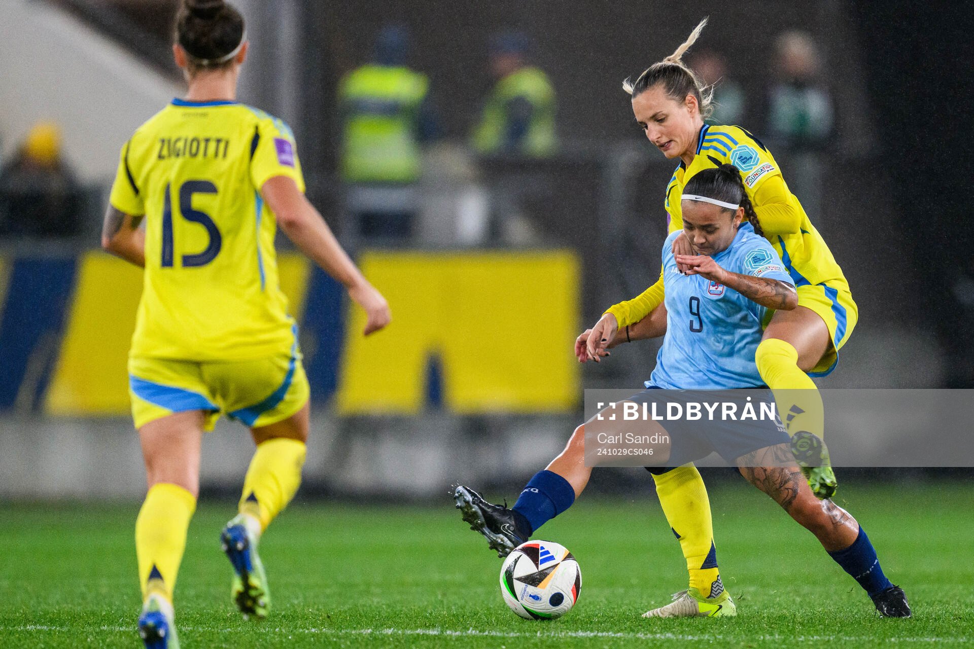 Amy Thompson of Luxembourg and Nathalie Björn of Sweden
