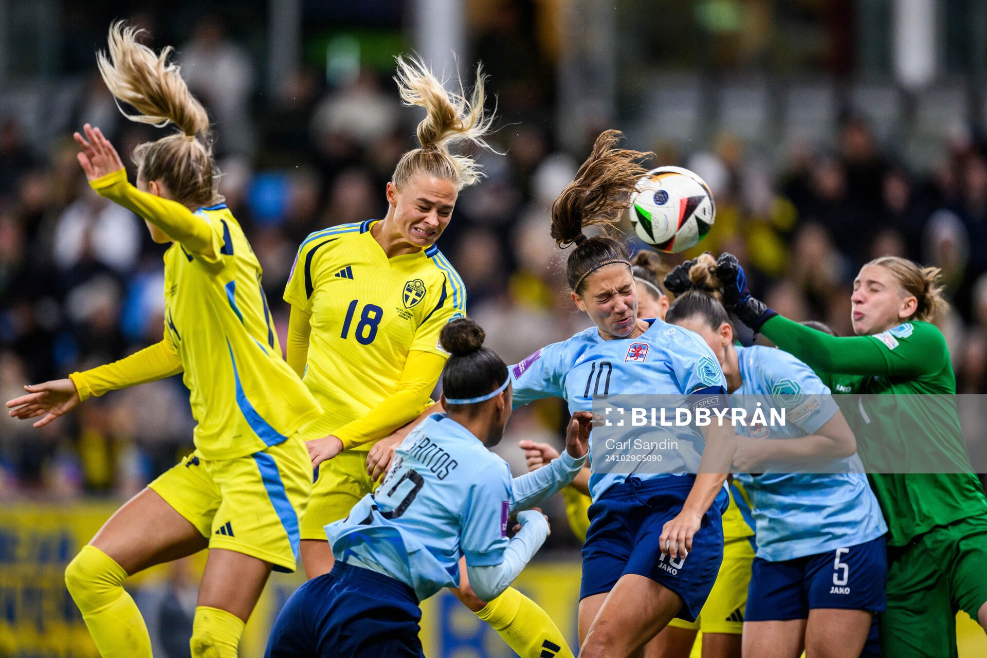 Fridolina Rolfö of Sweden and Laura Miller of Luxembourg