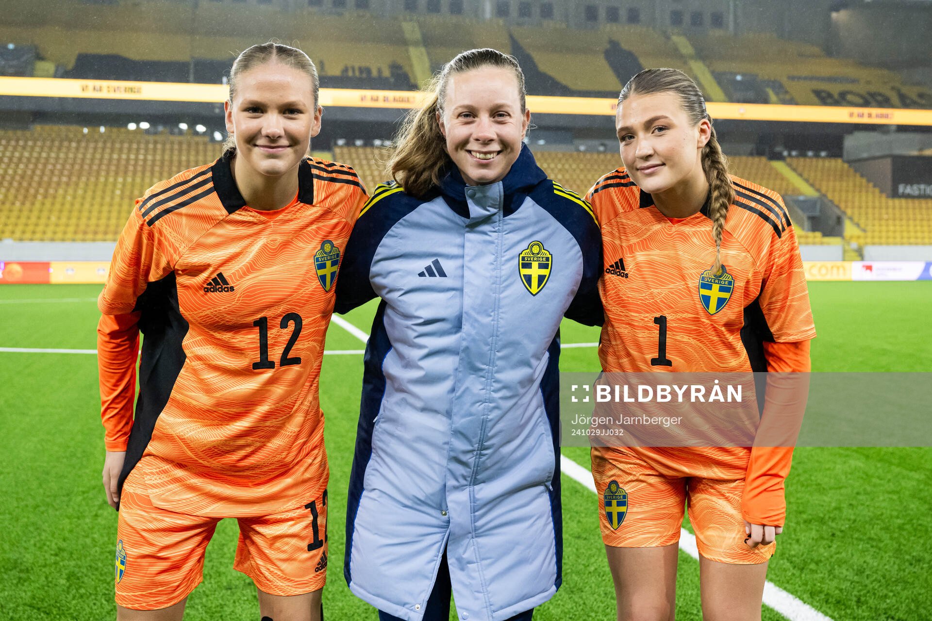 Goalkeeper Hanna Karlsson, goalkeeper coach Kristin