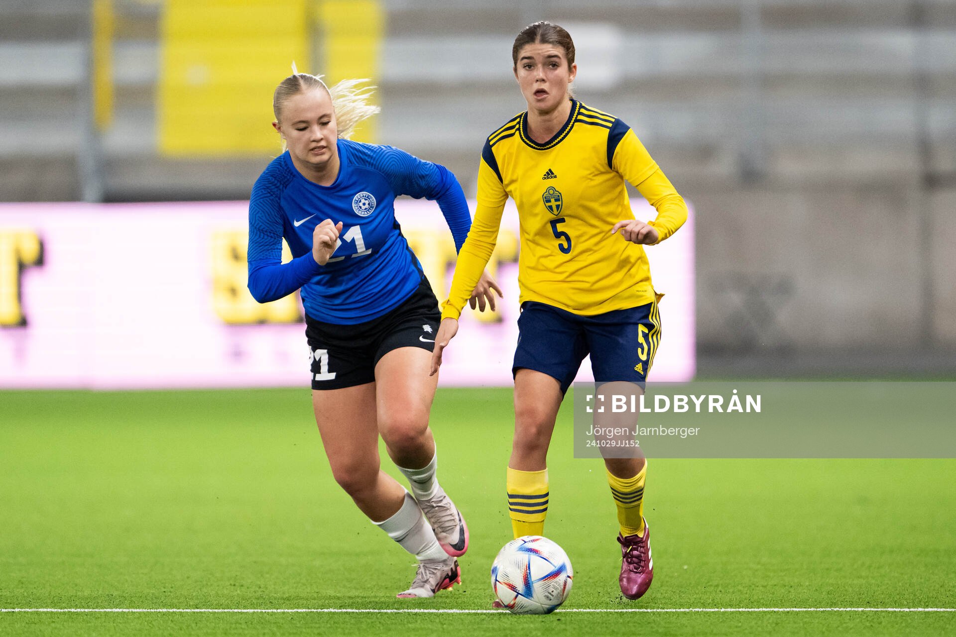 Rianna Väärsi of Estonia and Lilly Hamstein of Sweden