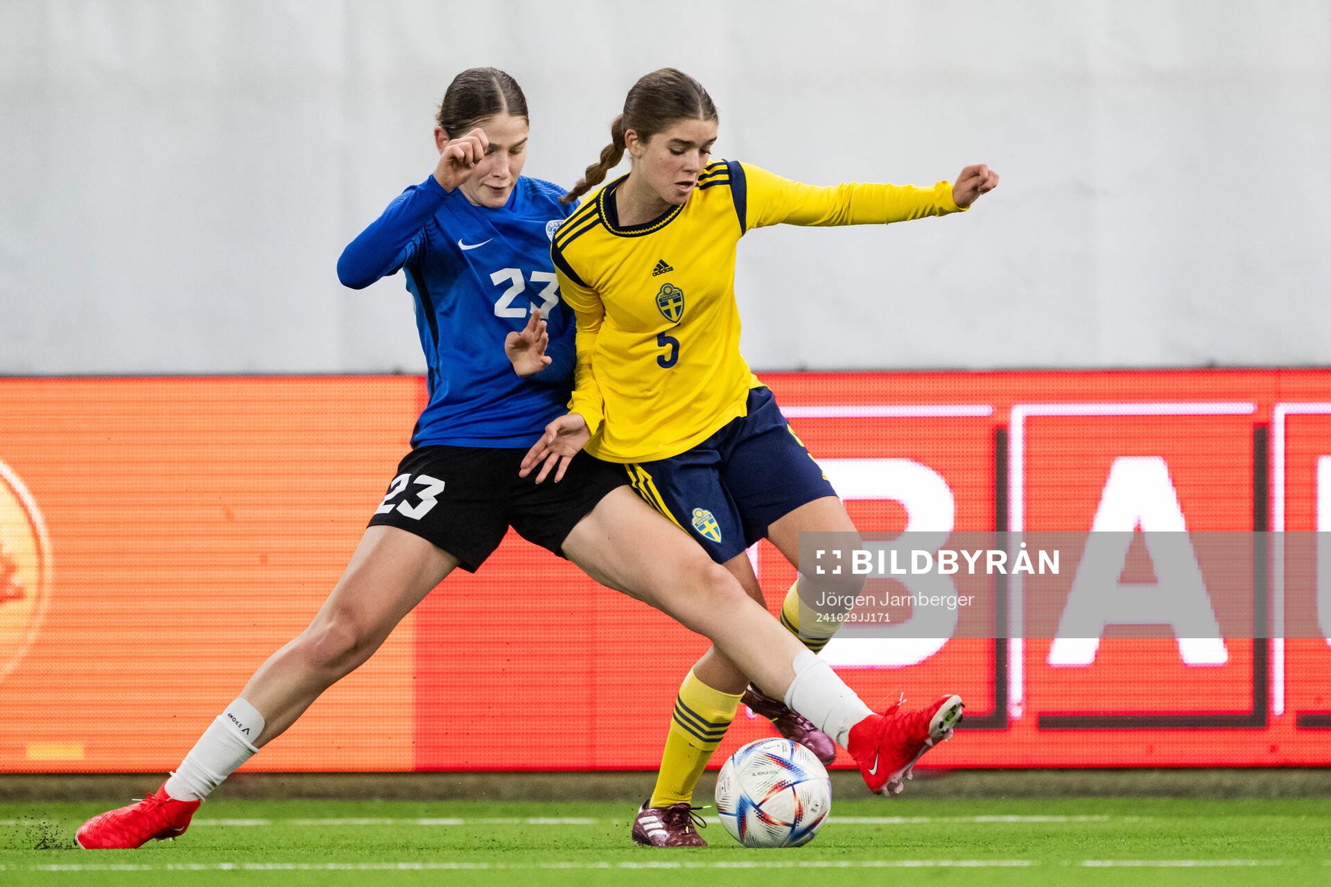 Tania Komarovskiy of Estonia and Lilly Hamstein of Sweden