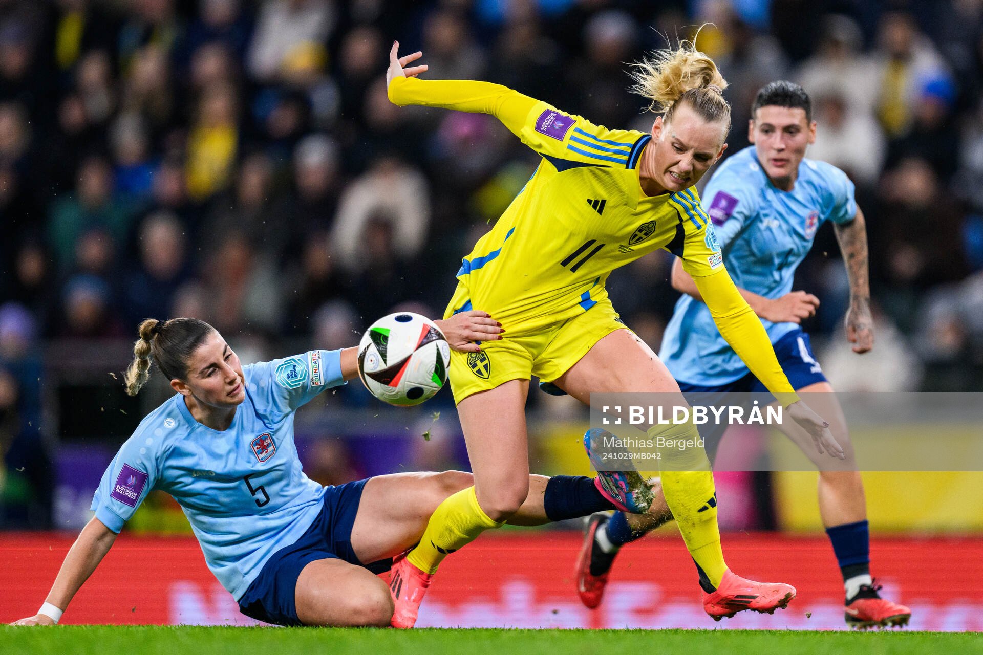 Emma Kremer of Luxembourg and Stina Blackstenius of Sweden