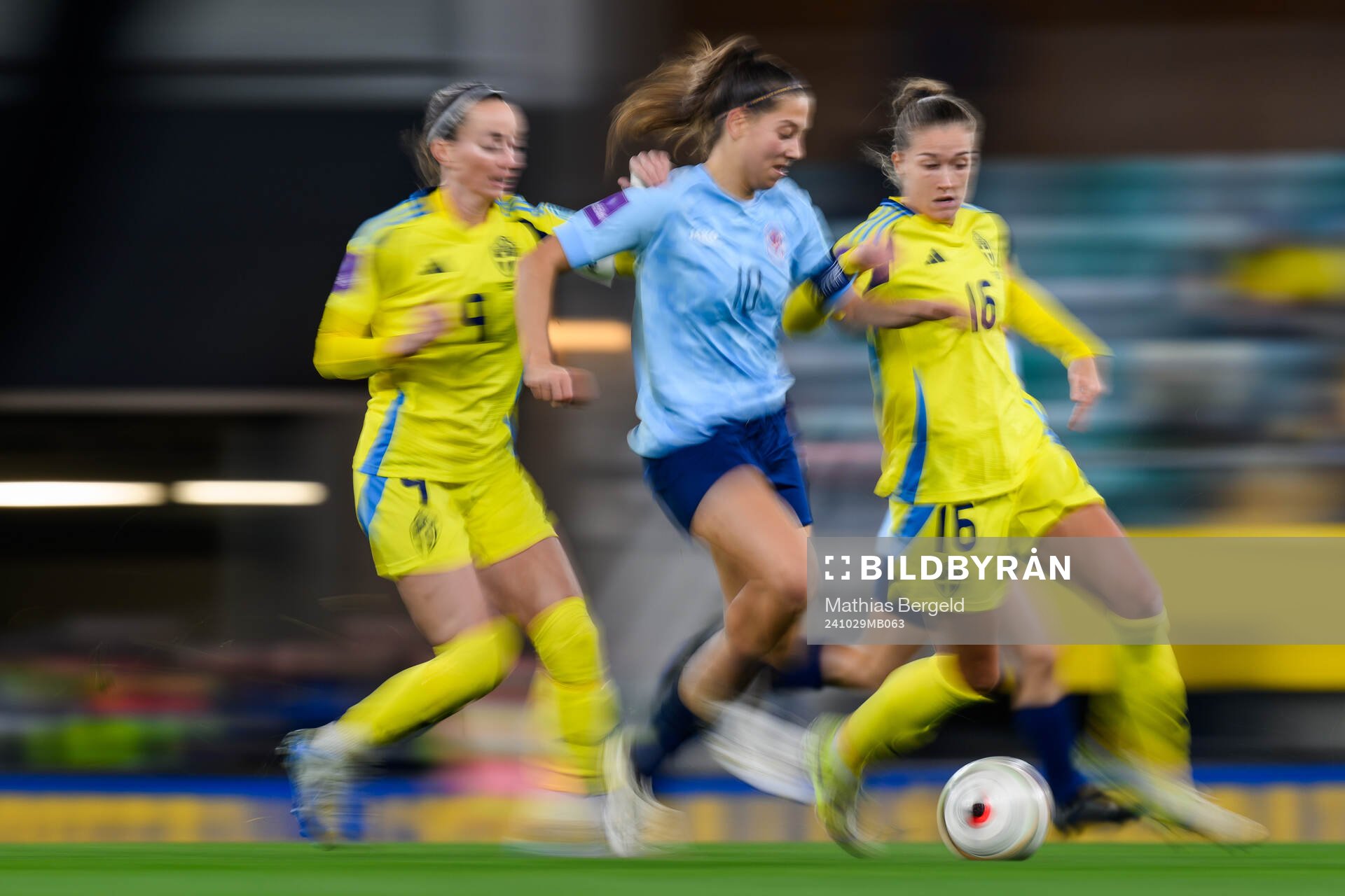 Kosovare Asllani and Filippa Angeldahl of Sweden against