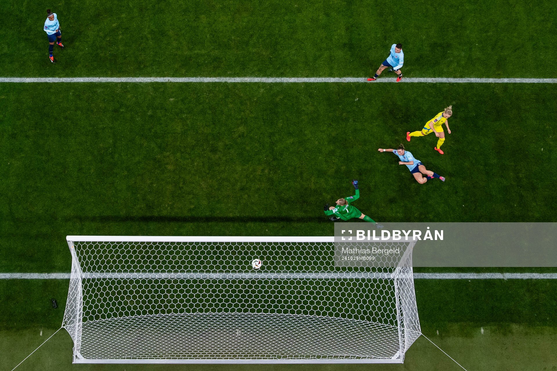 Rebecka Blomqvist of Sweden scores 7-0 behind Emma Kremer