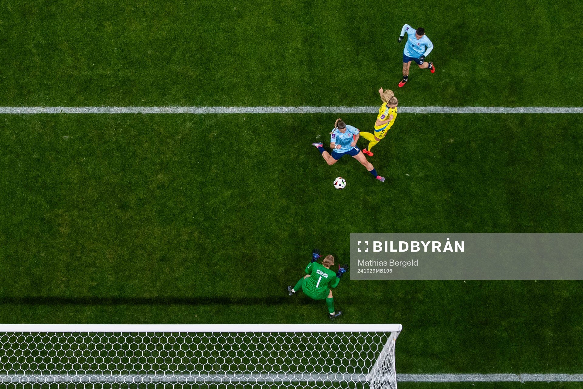 Rebecka Blomqvist of Sweden scores 7-0 behind Emma Kremer