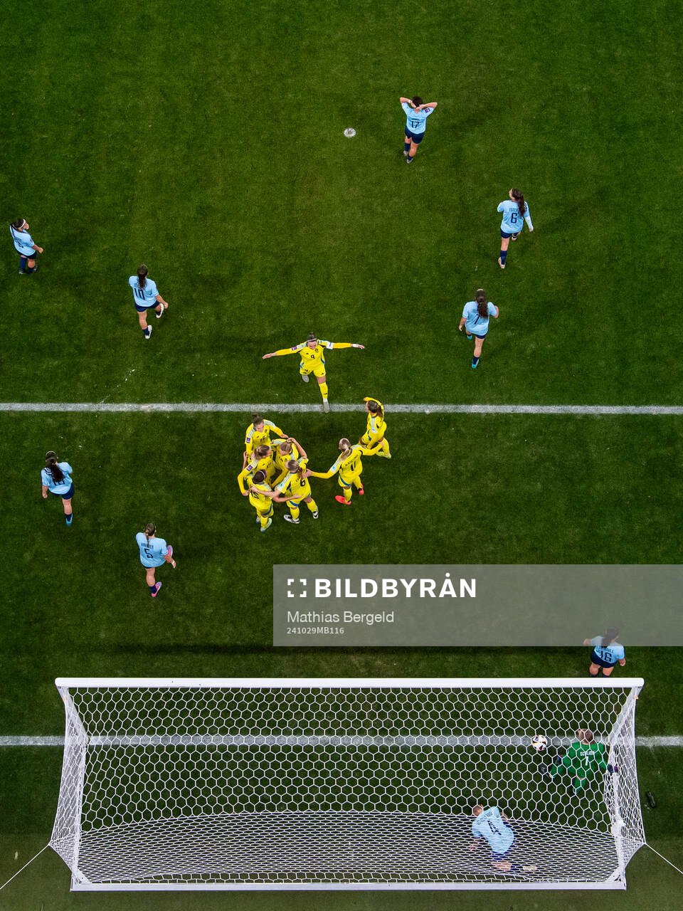 Kosovare Asllani of Sweden celebrates with team mates