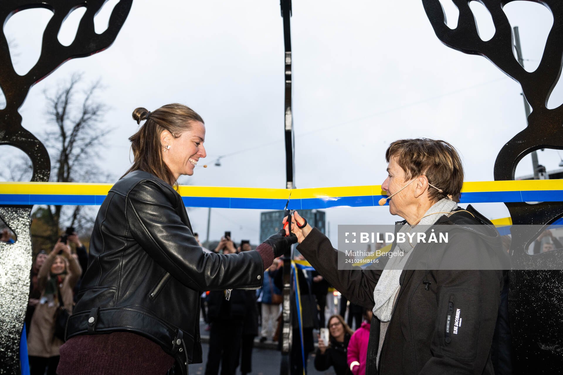 Lotta Schelin och Annette Börjesson klipper band