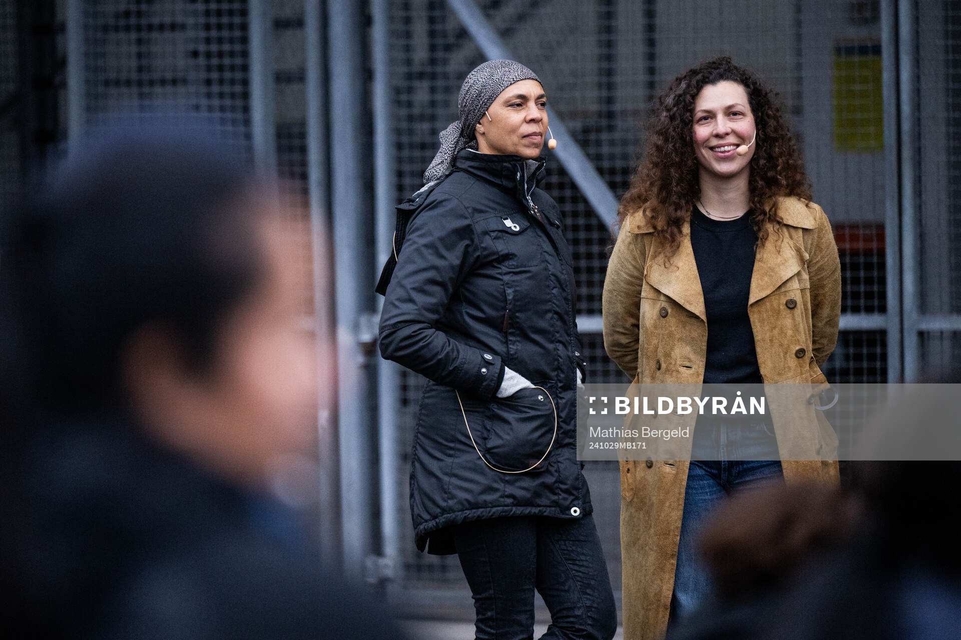 Konstnärerna Camilla Akraka och Linnéa Jonsson