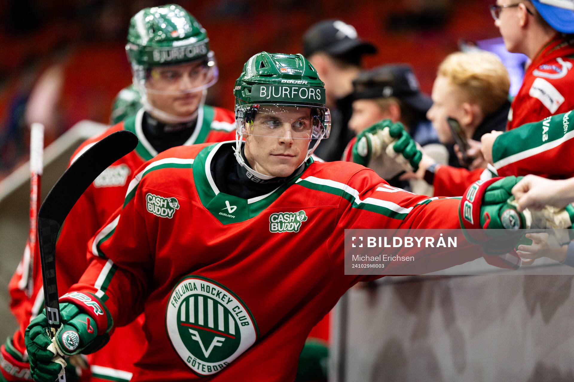 Frölundas Dominik Egli hälsar på supportrar