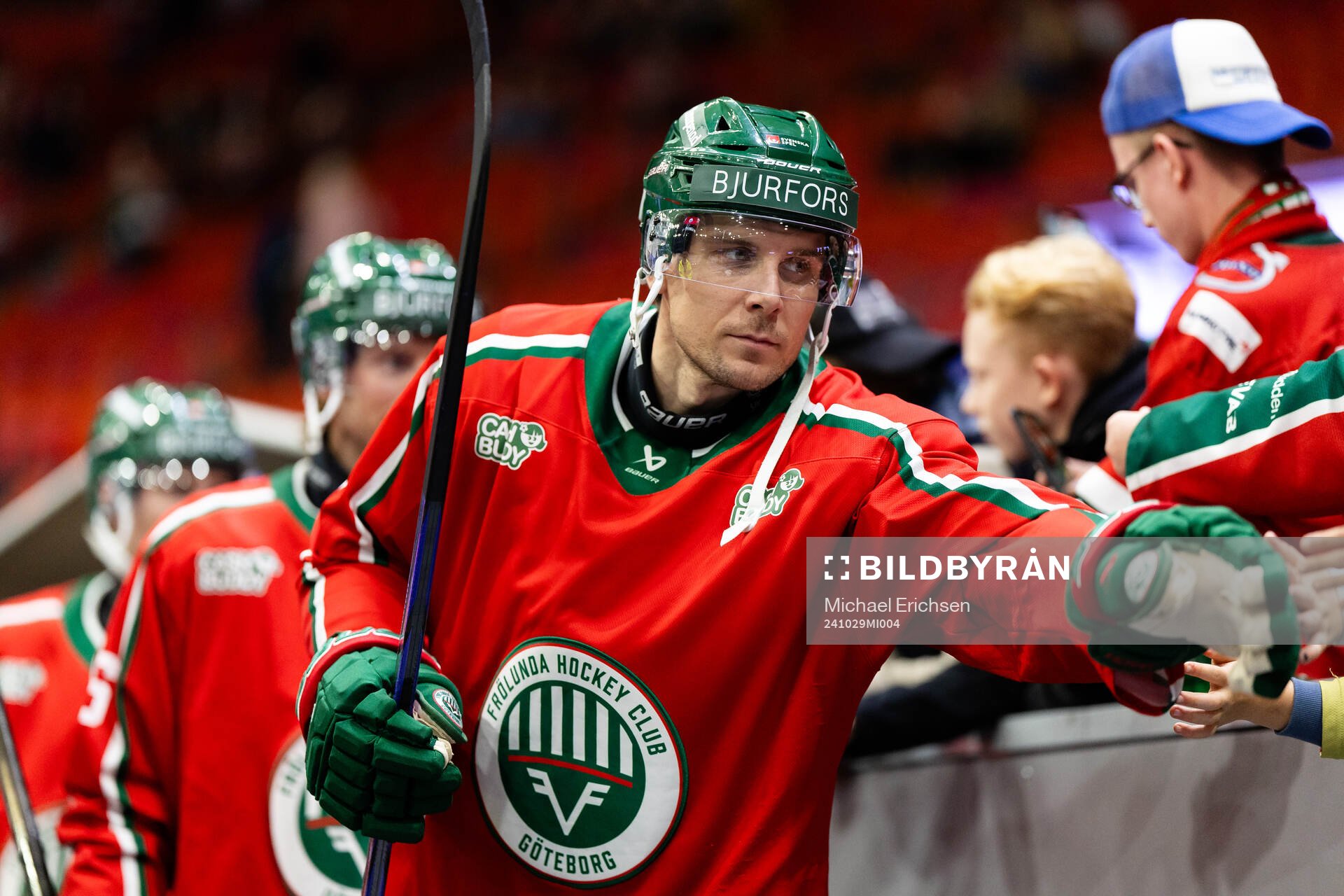 Frölundas Henrik Tömmernes hälsar på supportrar