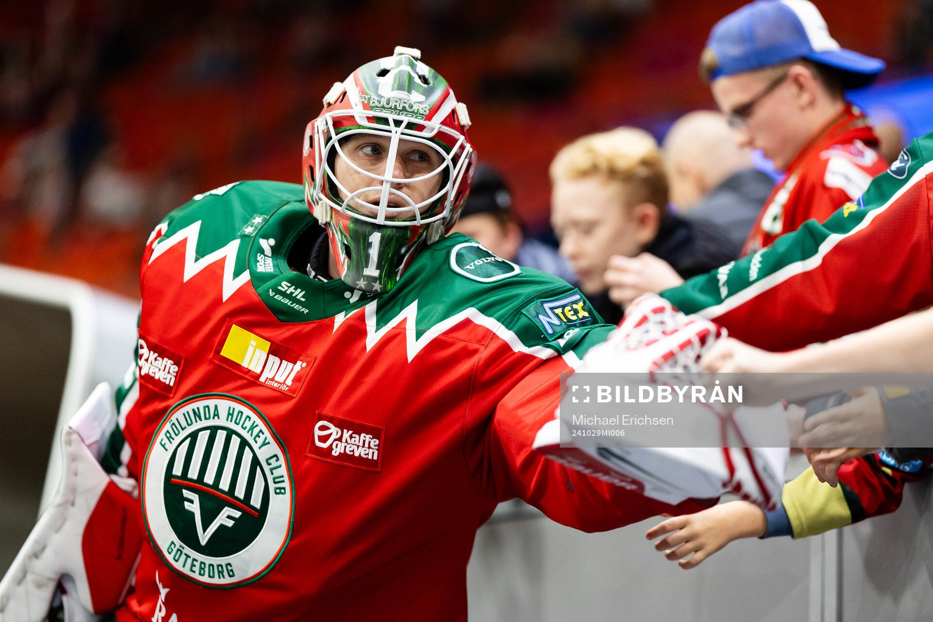 Frölundas målvakt Lars Johansson hälsar på supportrar