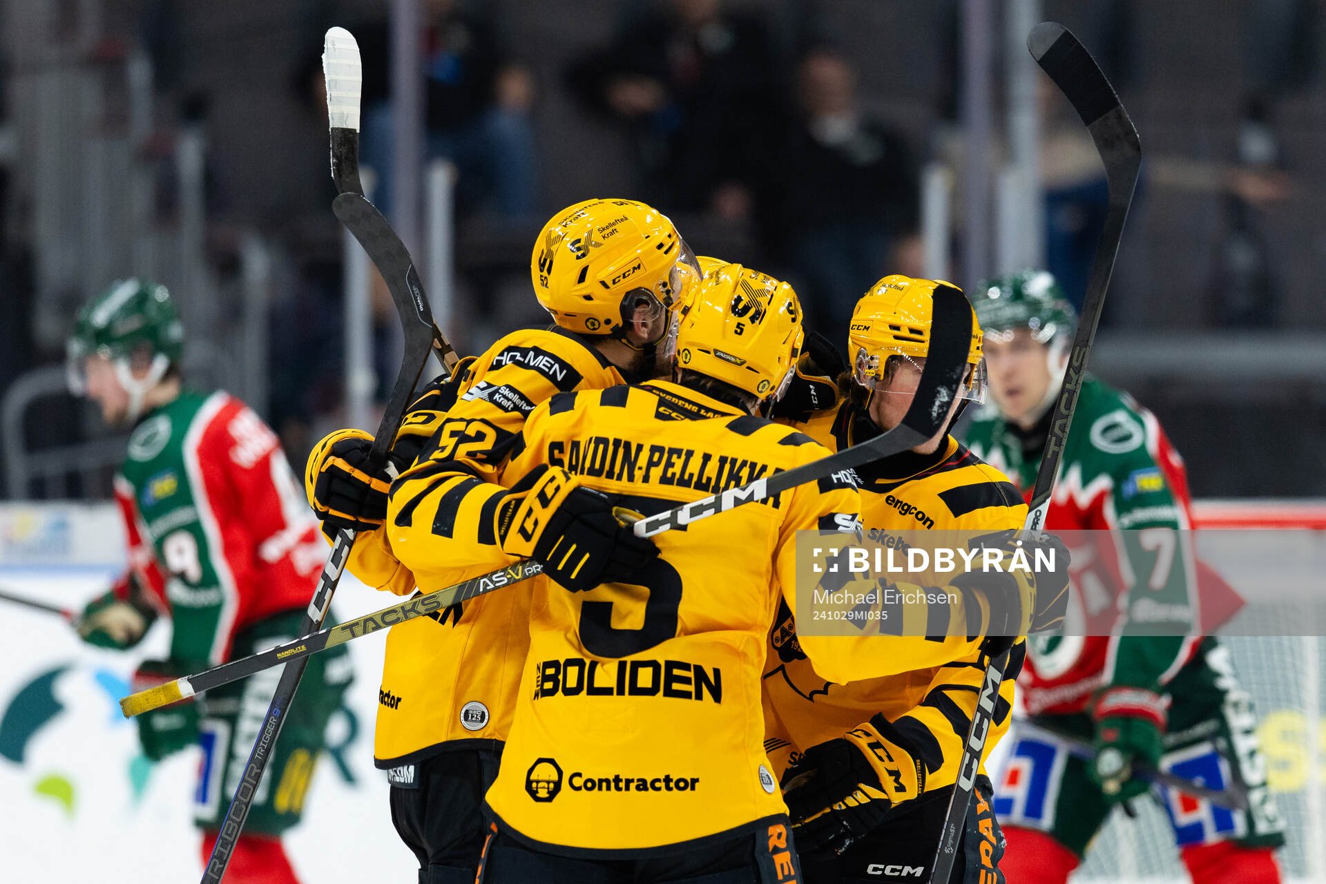 Skellefteås Martins Dzierkals jublar med lagkamrater