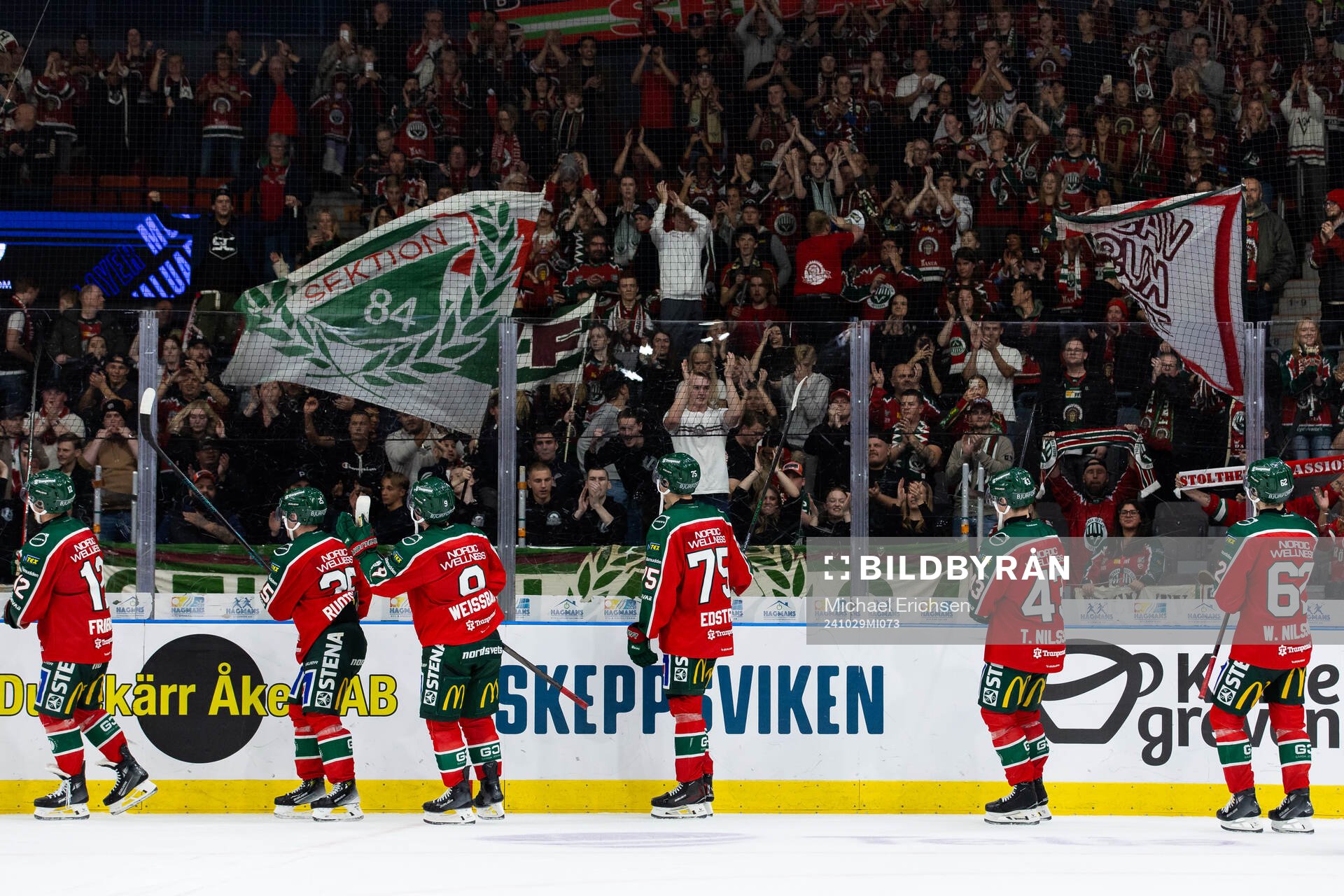 Frölundas spelare jublar och tackar publiken