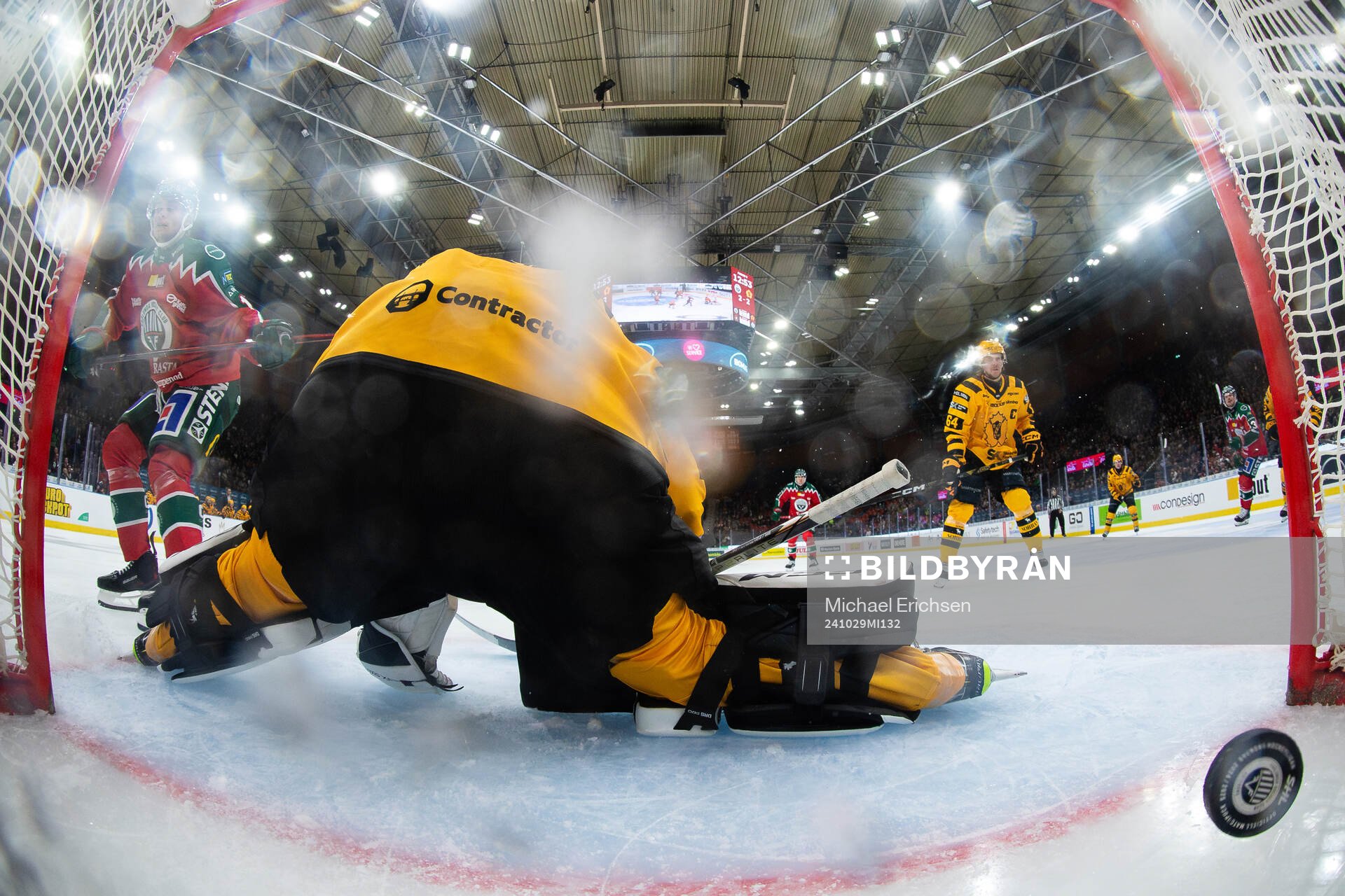 Frölundas Isac Born skjuter 3-2 i mål bakom Skellefteås