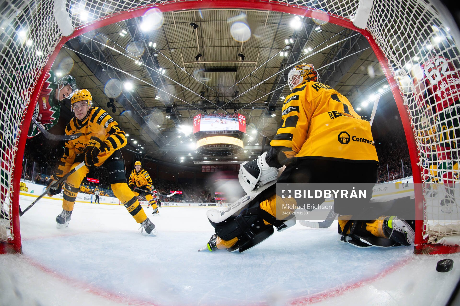Frölundas Noah Dower Nilsson skjuter 4-2 i mål bakom