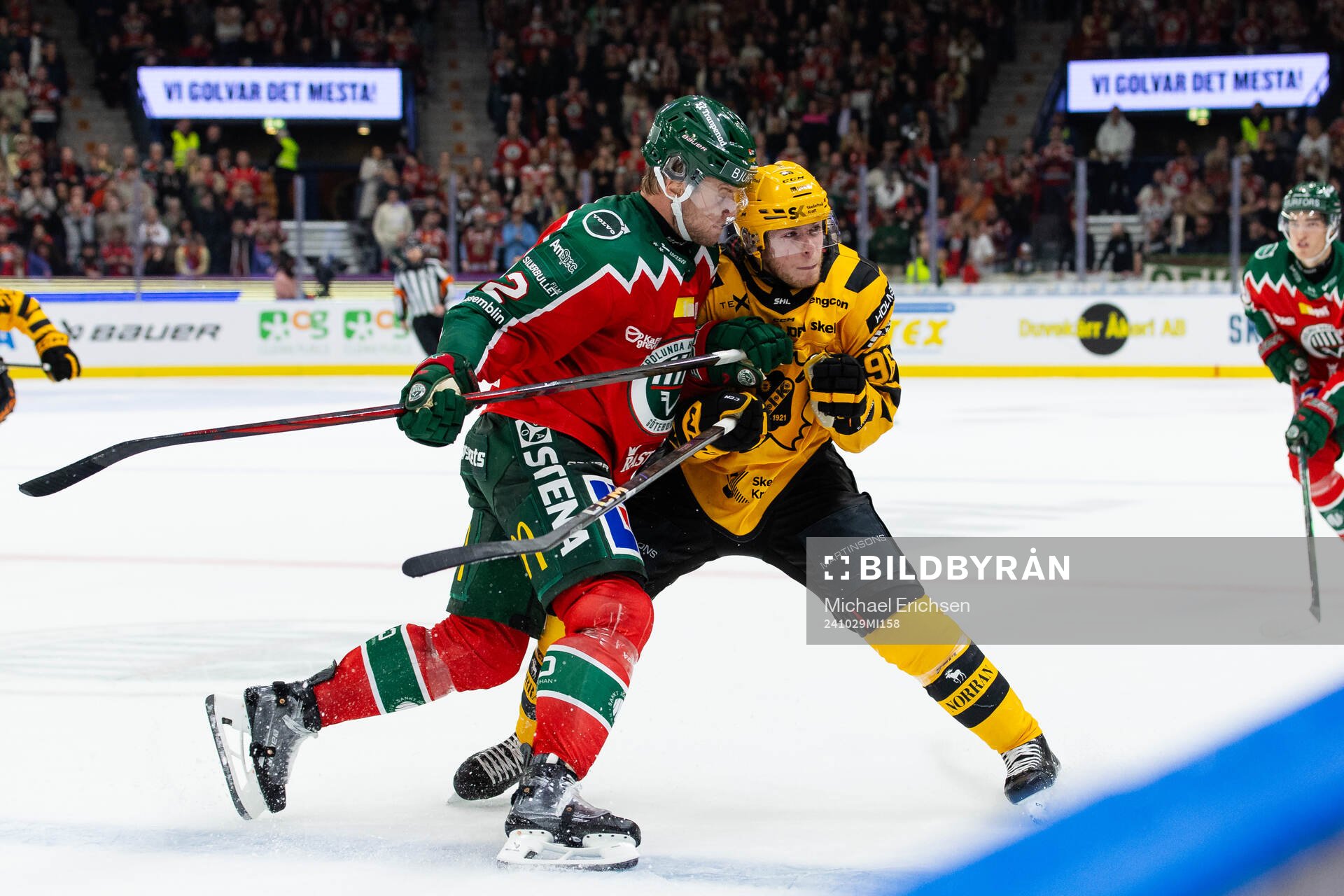 Frölundas Christian Folin tacklar Skellefteås Rickard Hugg