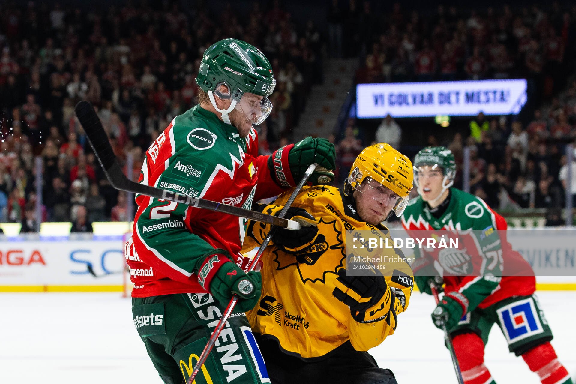 Frölundas Christian Folin tacklar Skellefteås Rickard Hugg