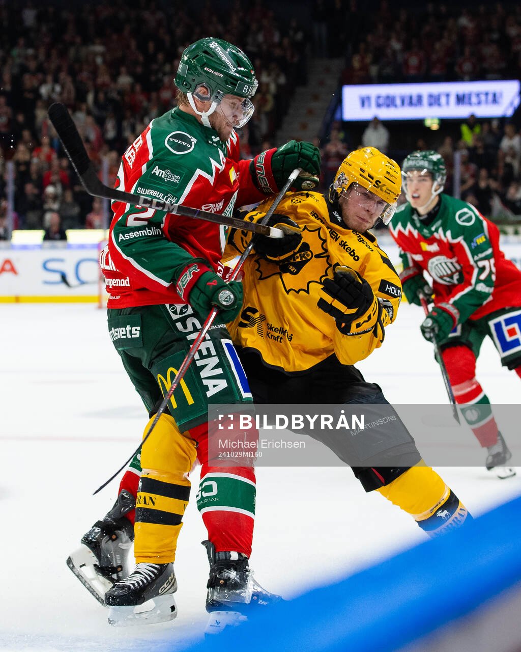 Frölundas Christian Folin tacklar Skellefteås Rickard Hugg