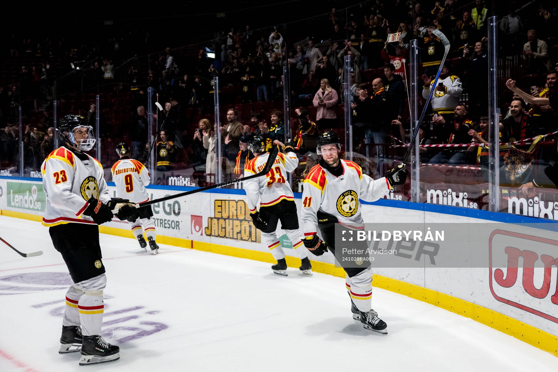 Brynäs Oskar Lindblom och Greg Scott jublar