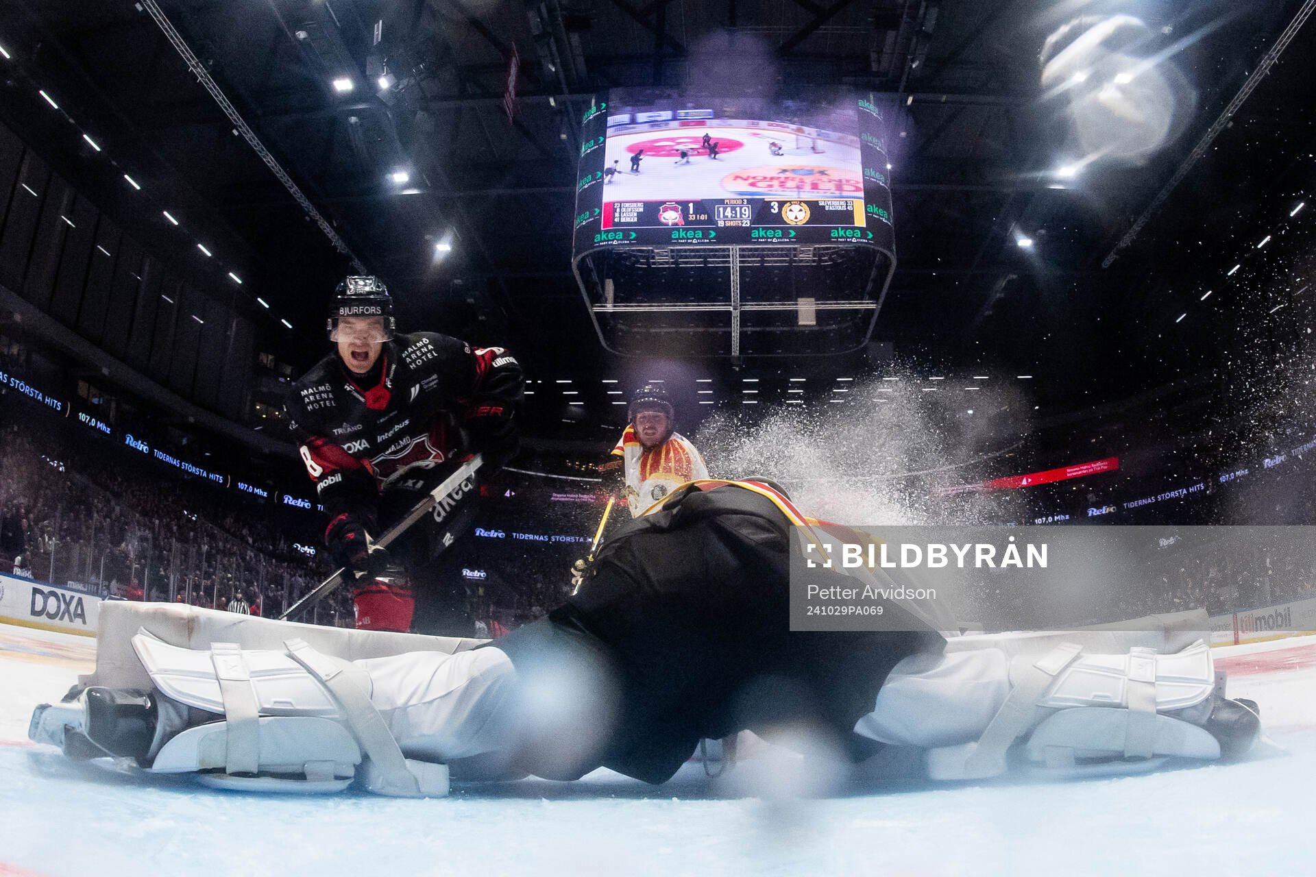 Brynäs målvakt Ludvig Persson gör en räddning mot