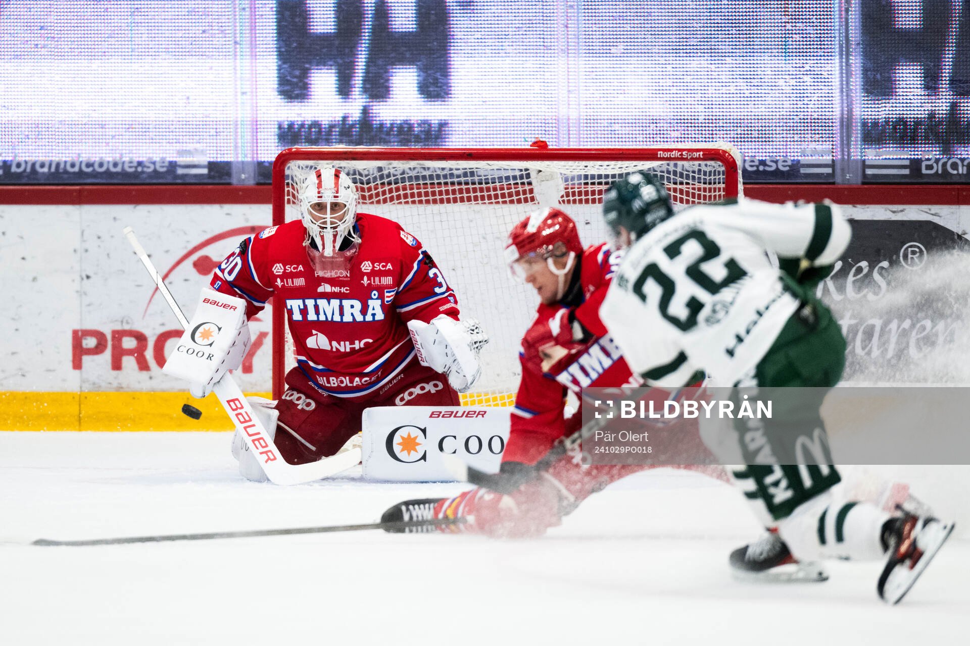 Timrås målvakt Jacob Johansson och Färjestads Per Åslund