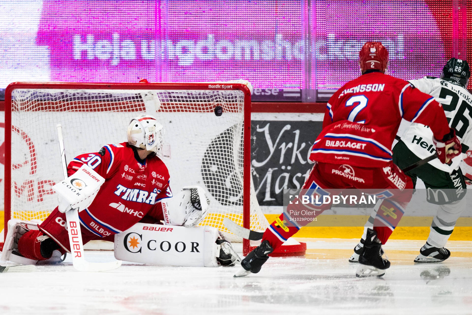 Färjestads Joel Nyström gör 2-4 bakom Timrås målvakt