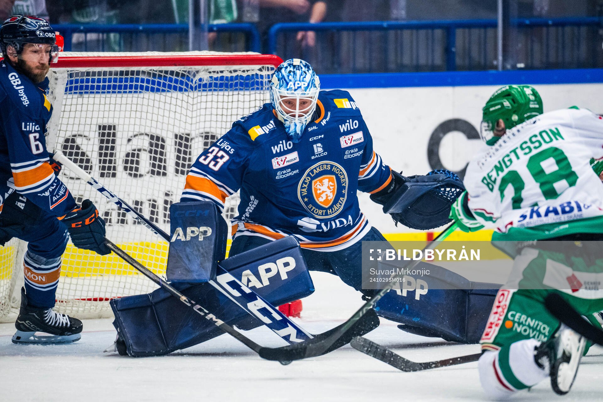 Växjös målvakt Emil Larmi och Rögles Anton Bengtsson